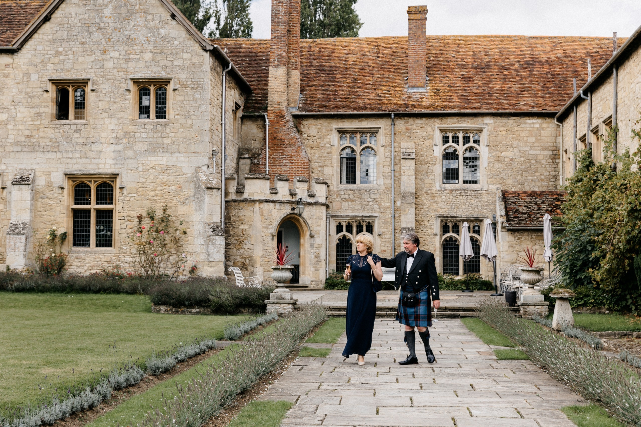 Ana & Tom Wedding at Notley Abbey. Moments Catchers — Wedding Photography & Video Duo in London