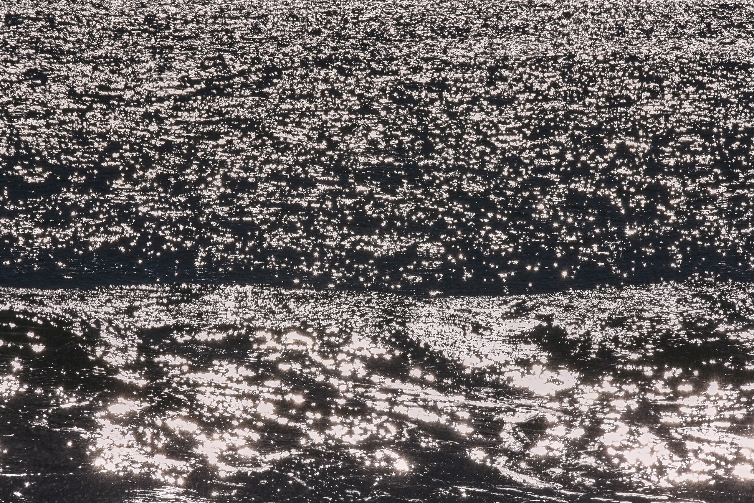 поверхность моря с бликами солнечного света