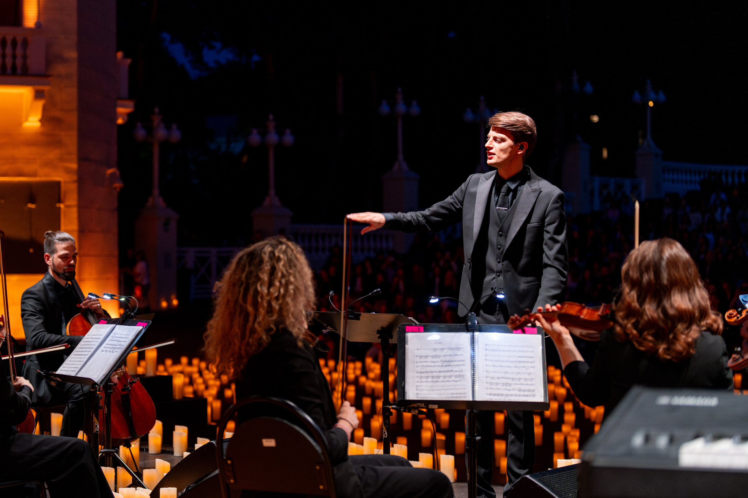 Симфонический оркестр Lumisfera при свечах. Фотограф Никита Комаров