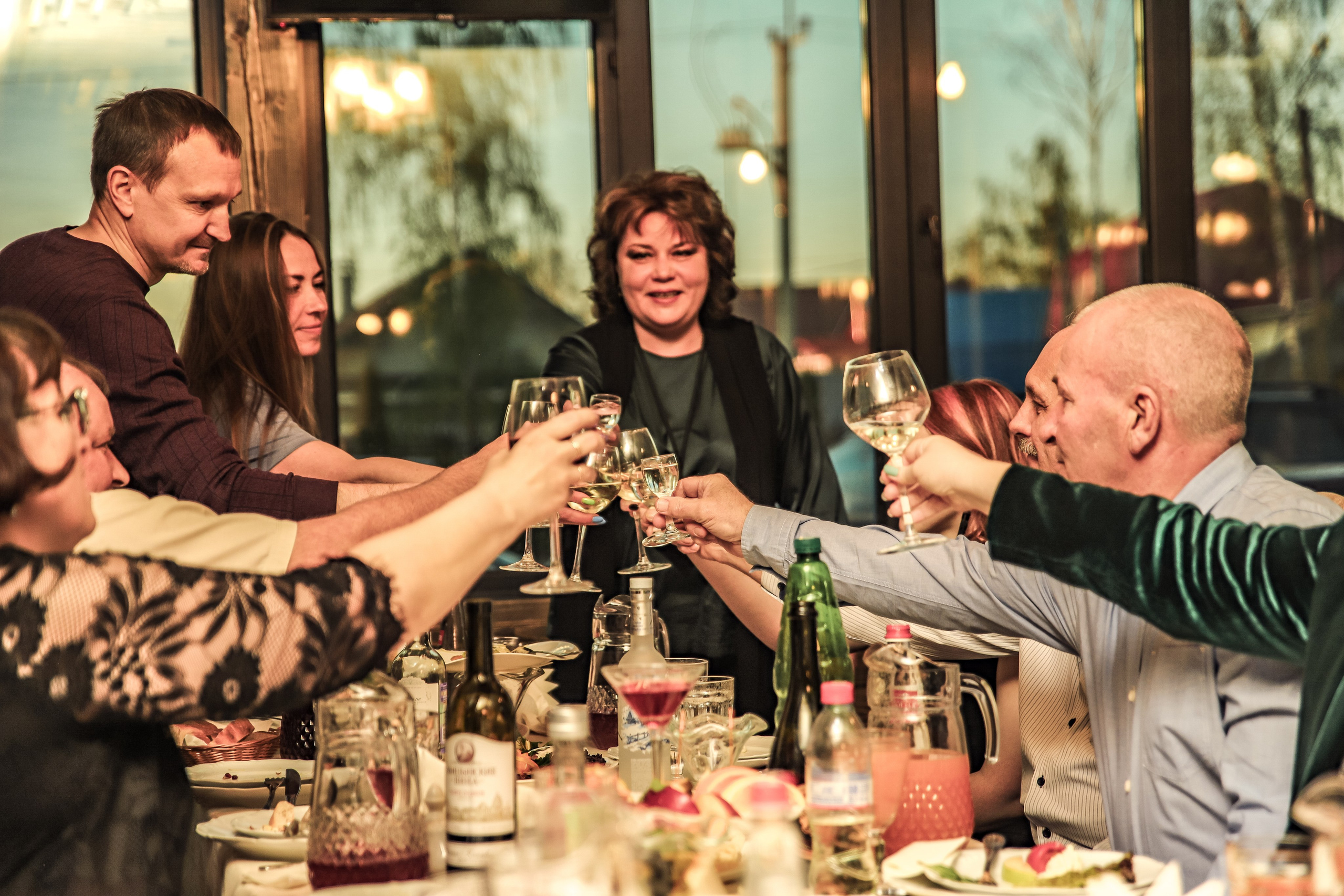 Репортаж торжества в ресторане. Семейный свадебный интерьерный фотограф Тверь Санкт- Марина Свистунова