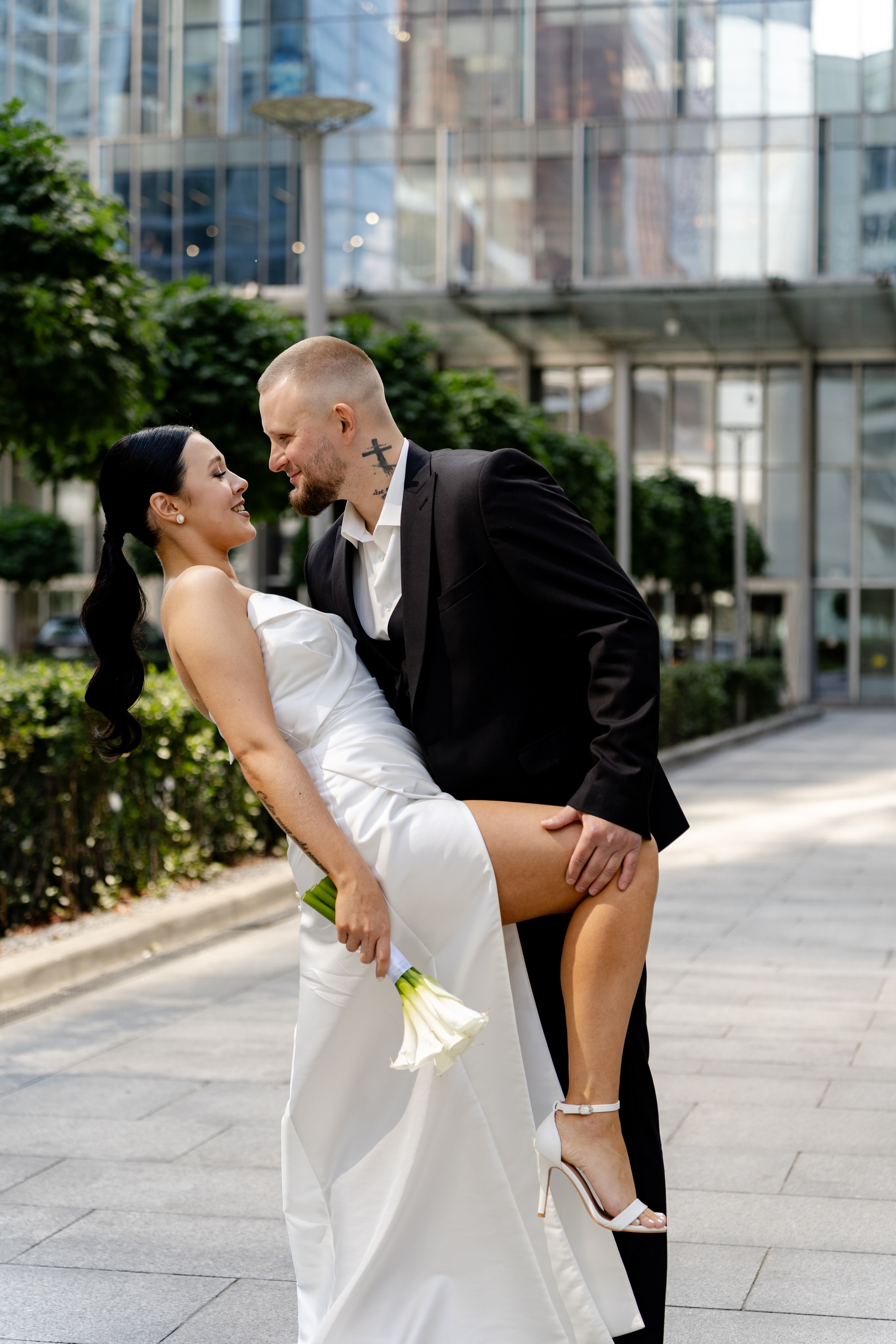 Жених наклоняет невесту. Свадебная фотосессия