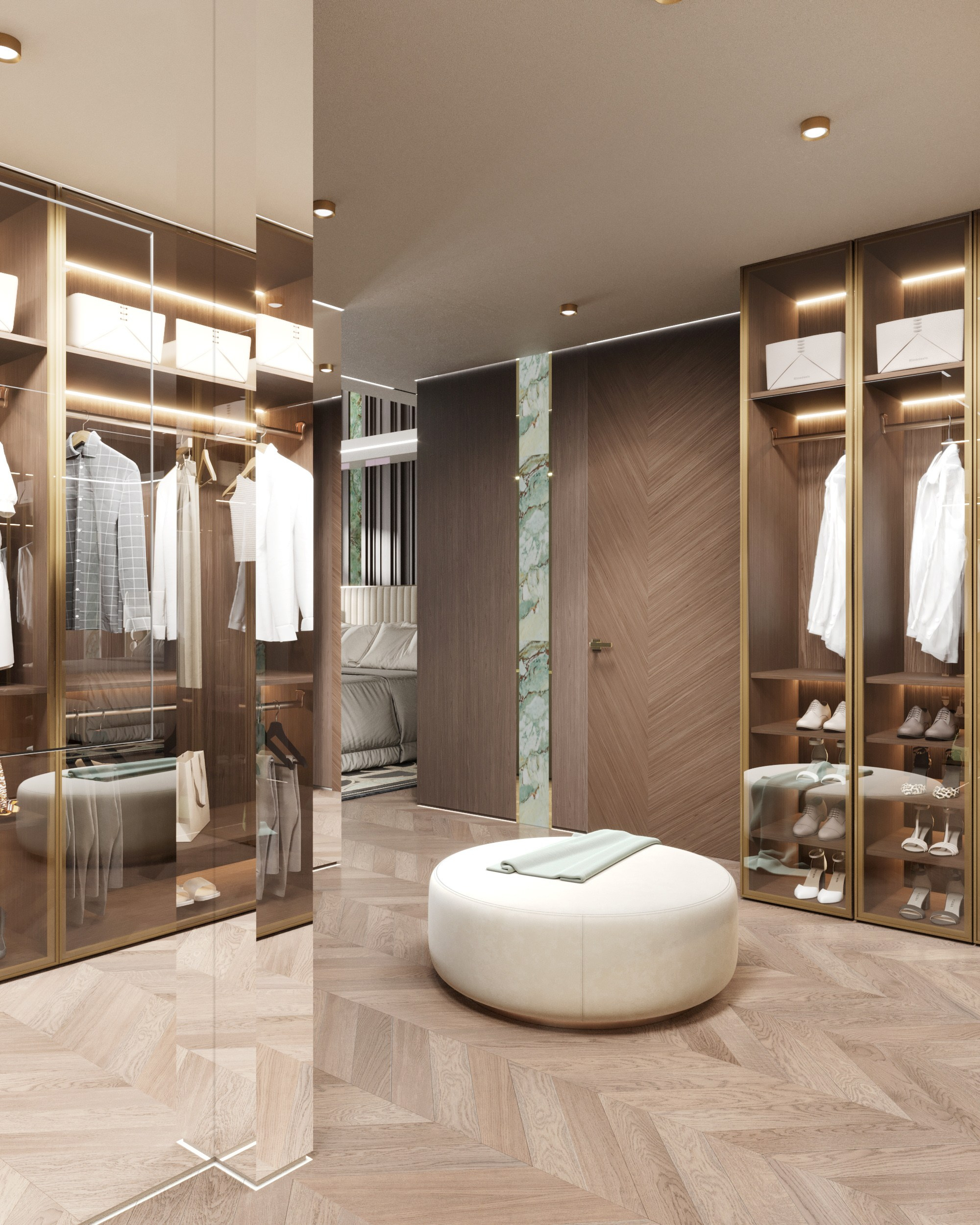 Интерьер гардеробной с зеркальными панелями, стеклянными шкафами с подсветкой и открытыми полками