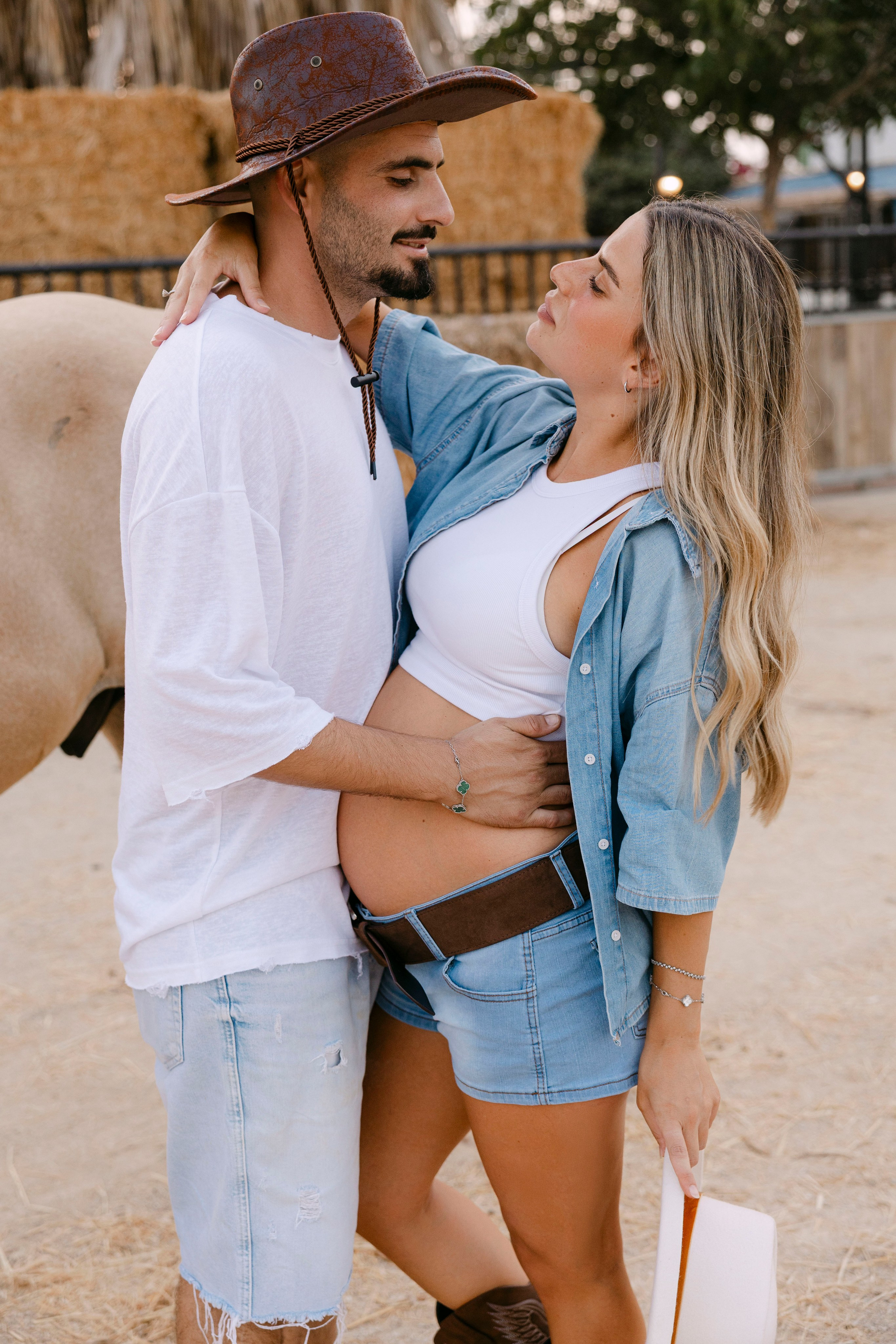 Pregnancy photoshoot at the horse farm. Главная