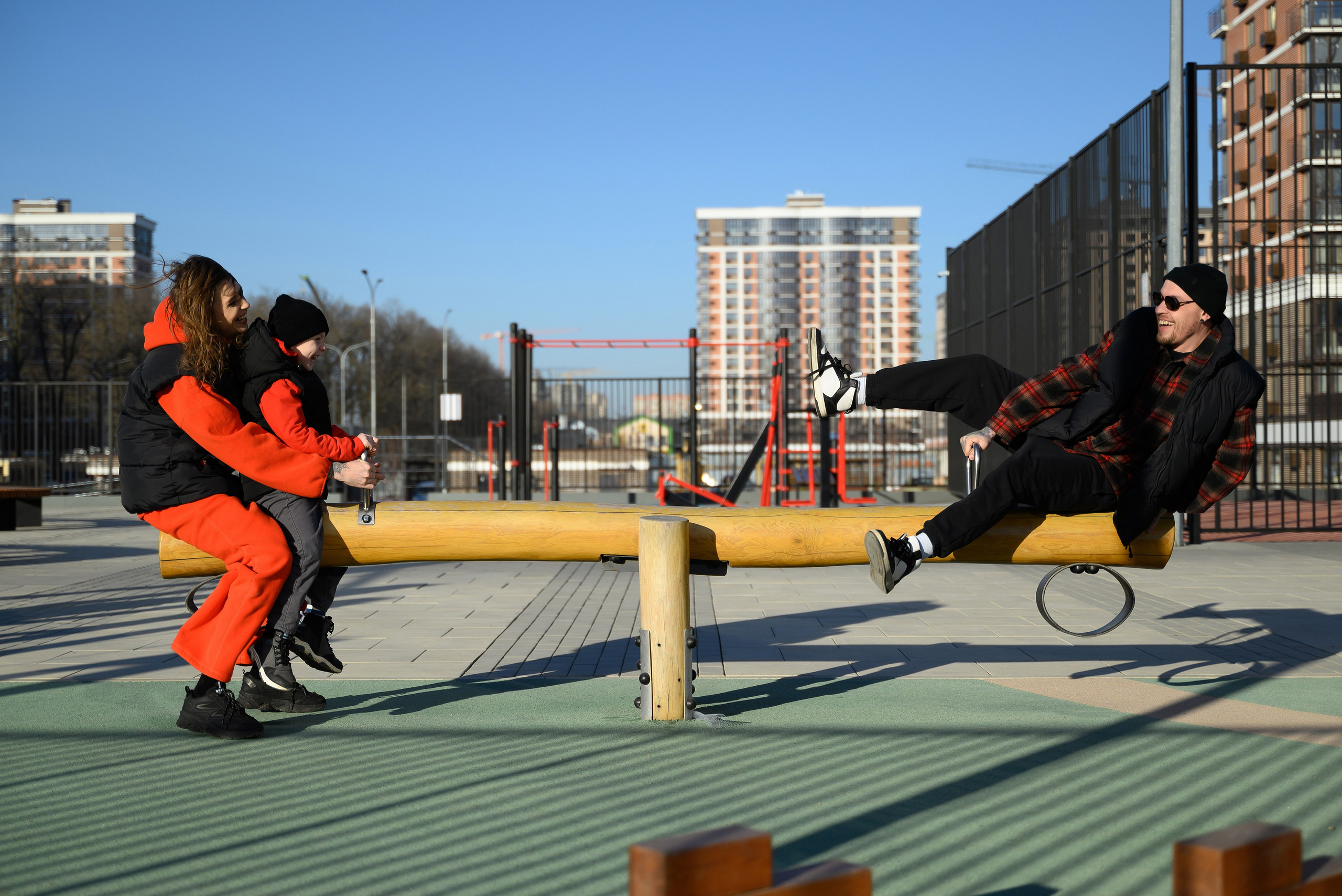 Семья качается на качелях в Краснодаре.