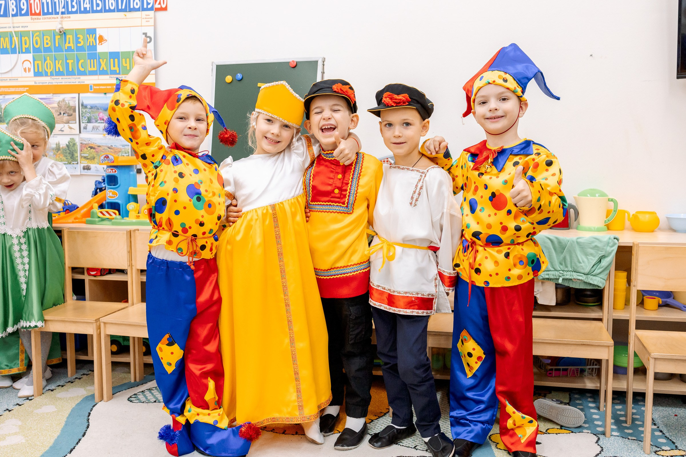 красочные детские костюмы 