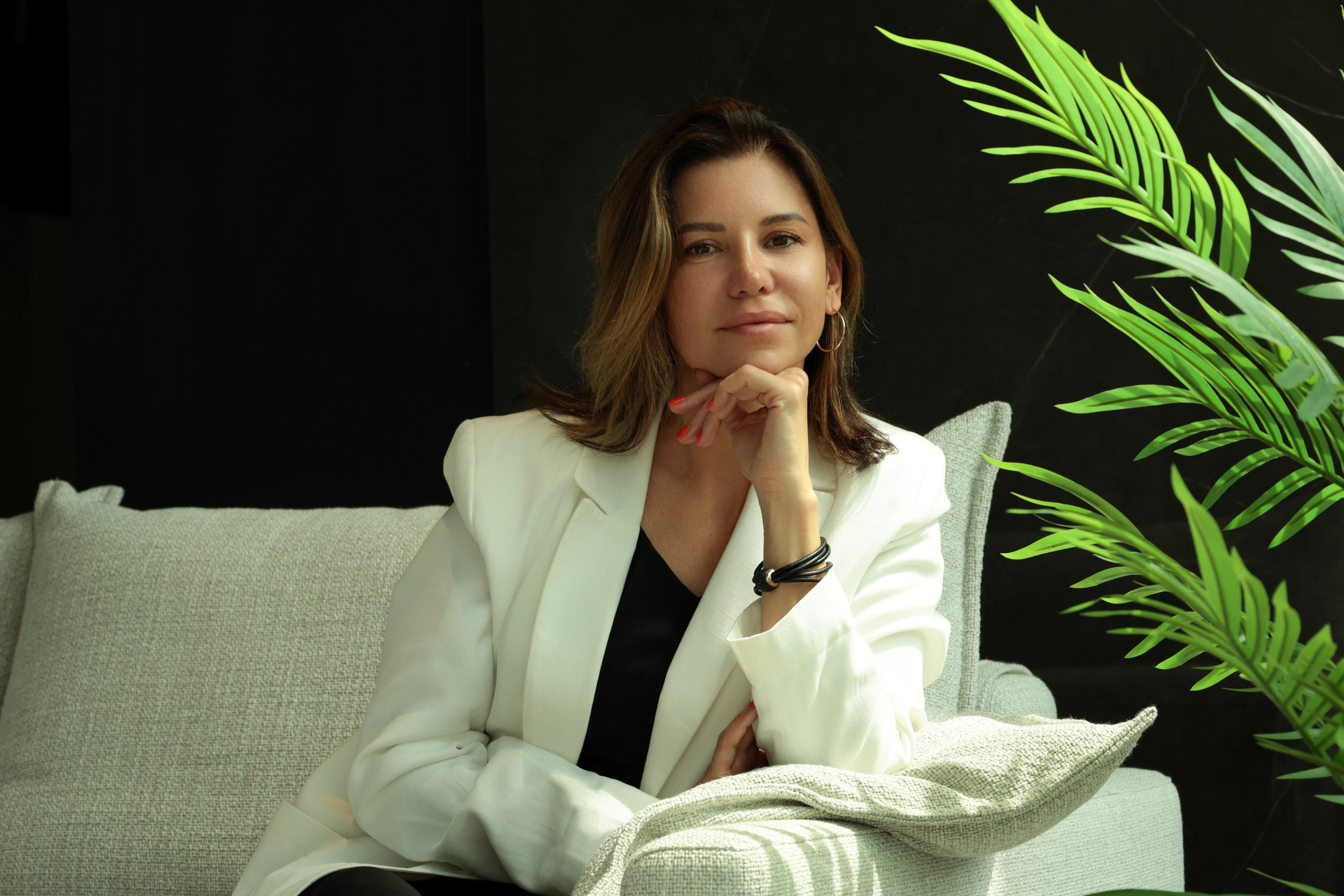 Портретная съёмка на визитку в мебельном салоне Decona. Tatiana Shumskaya