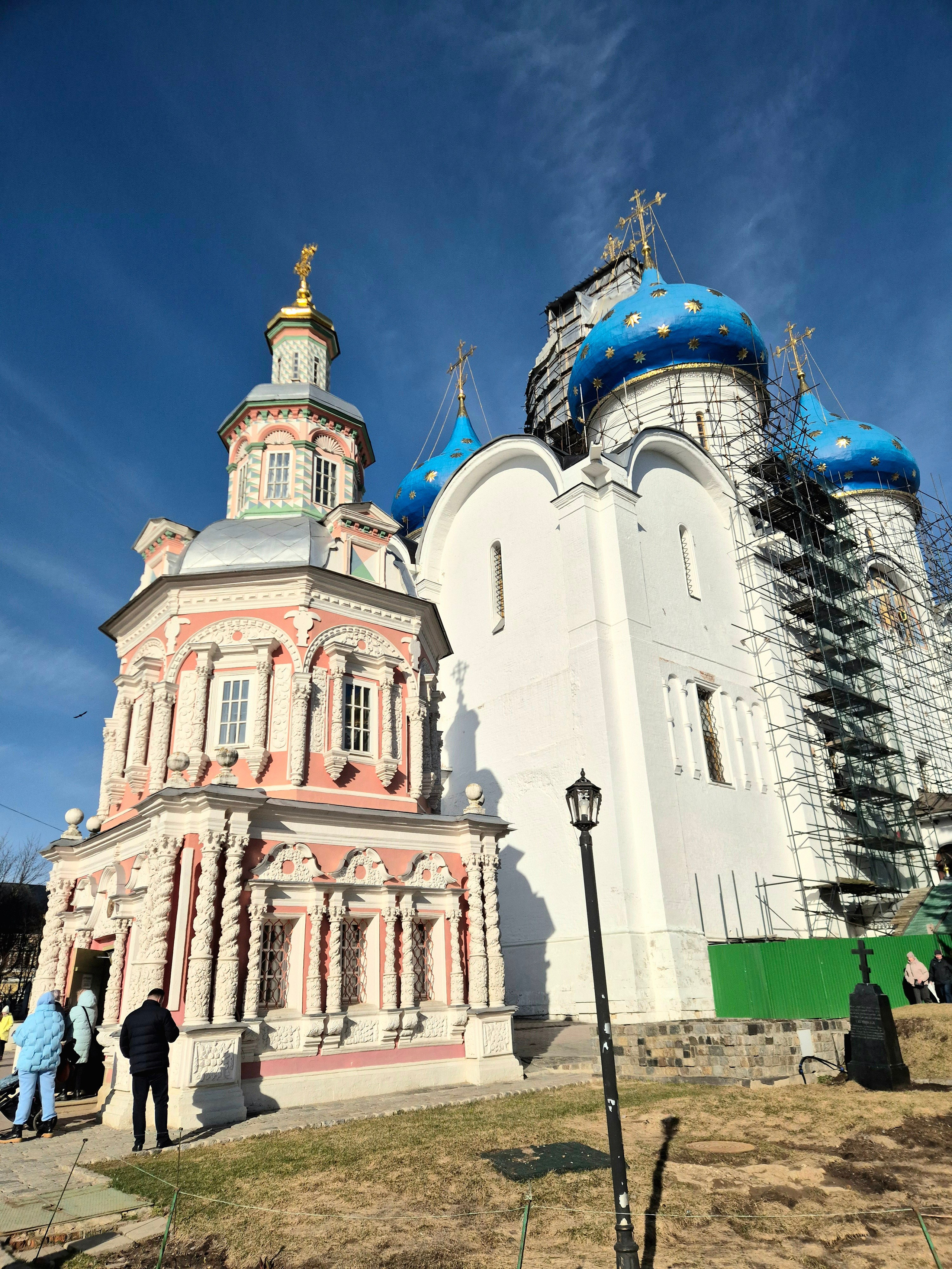 Успенский кладезь, который был устроен в 1644 г. у юго-западного угла Успенского собора над открывшимся здесь источником целебной воды. Возведение часовни над ним относится к концу XVII в. 