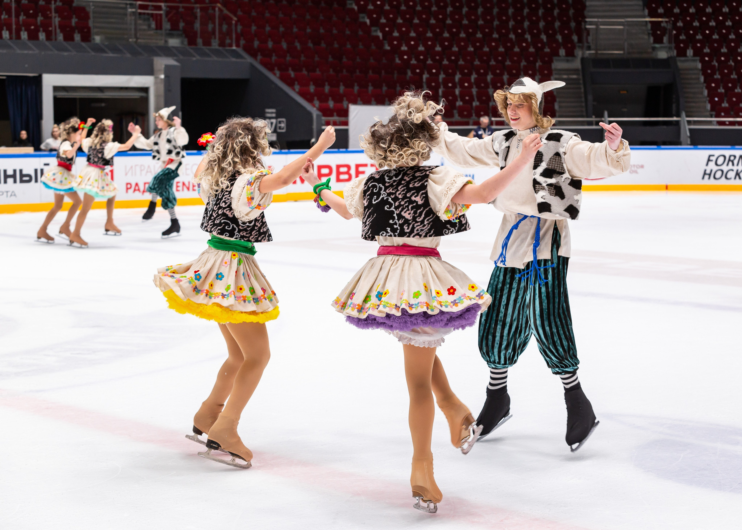 VII Ежегодный фестиваль массовых танцев на льду и фигурного катания «Петровский лёд» Санкт-Петербург 2024. Репортажный фотограф в Москве