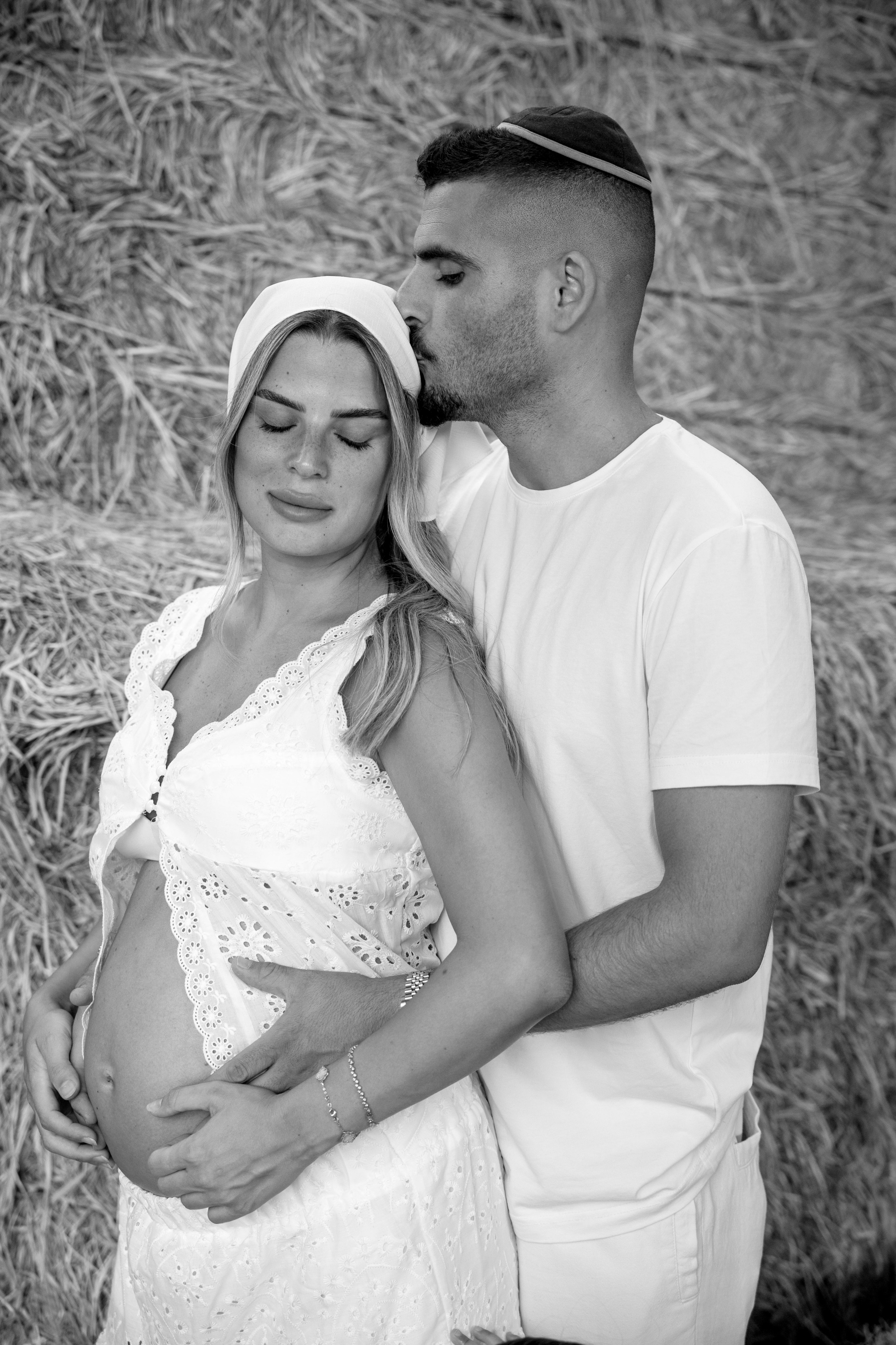 Pregnancy photoshoot at the horse farm. Главная