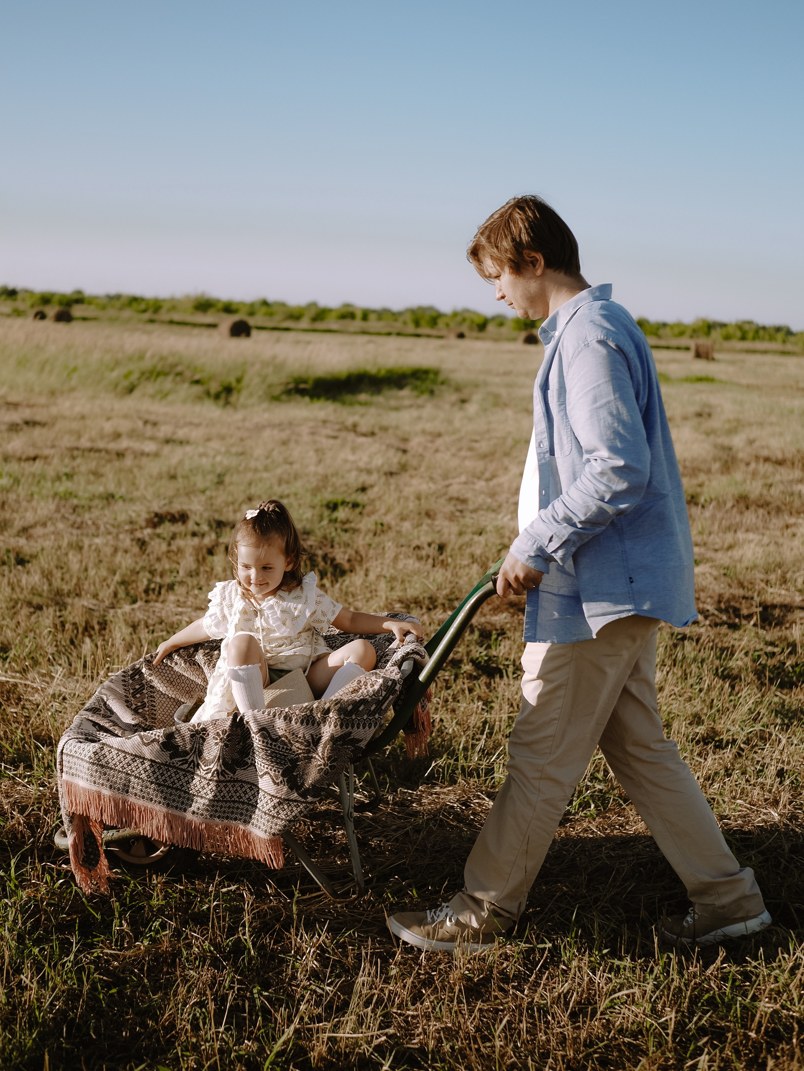 Гоняться по полю на тачке с мамой и папой. Обижаться. Смеяться. Фотограф Рязань. Семейный Свадебный фотограф