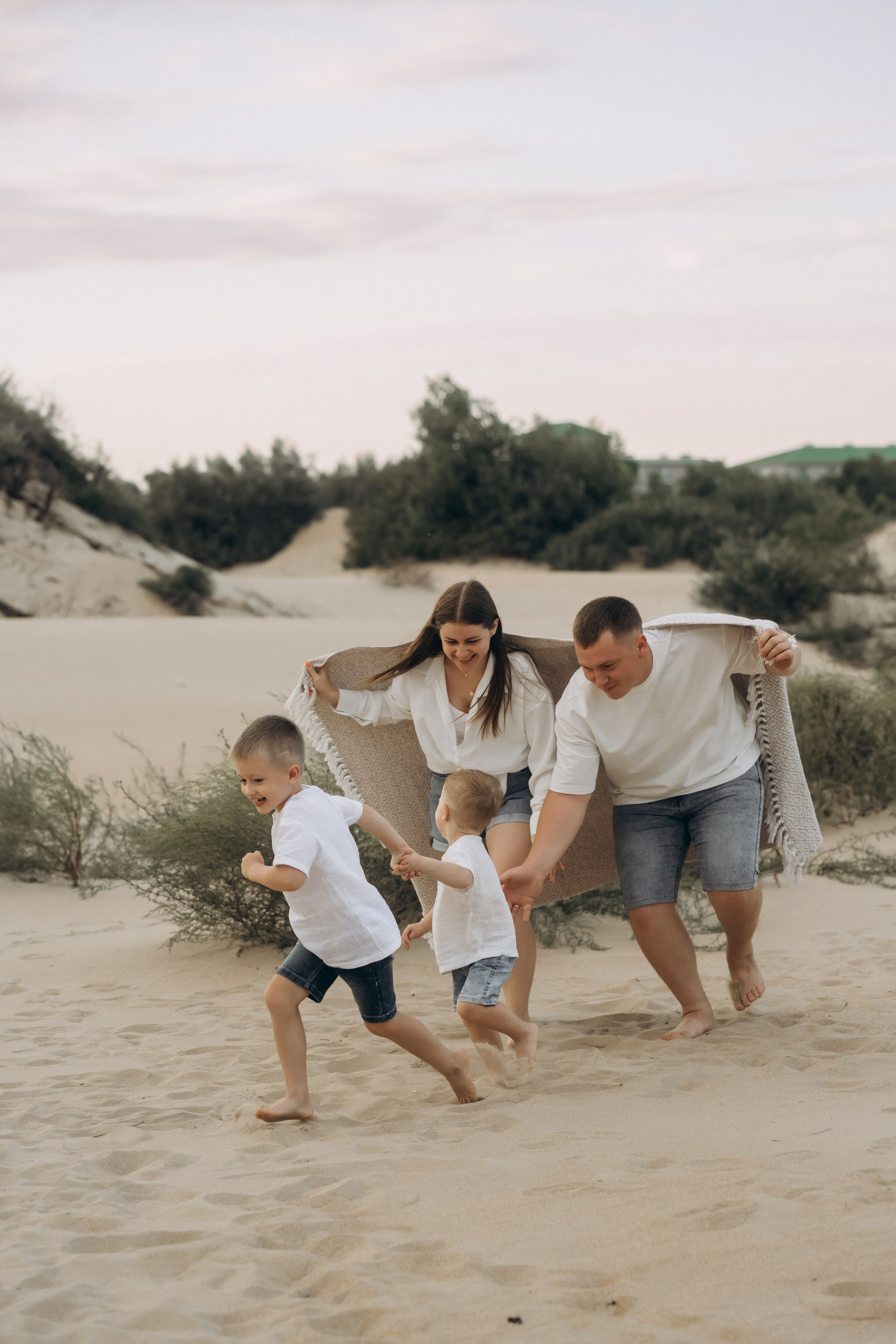 Семейная рыбалка: фотограф Голубицкая поймала момент, когда папа учит сыновей закидывать удочку  