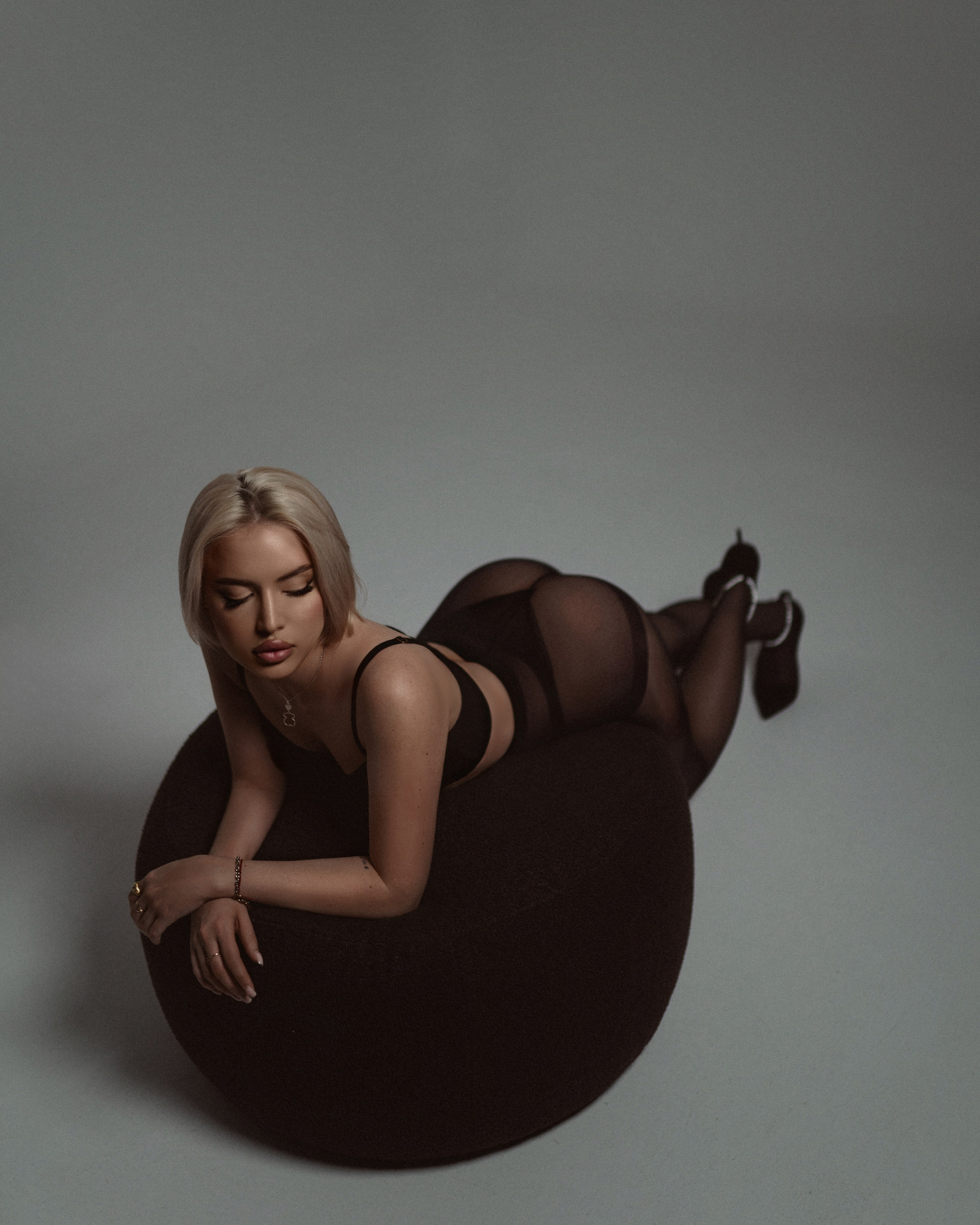 Женственная будуар-фотосессия с мягким светом в студии города Анапа