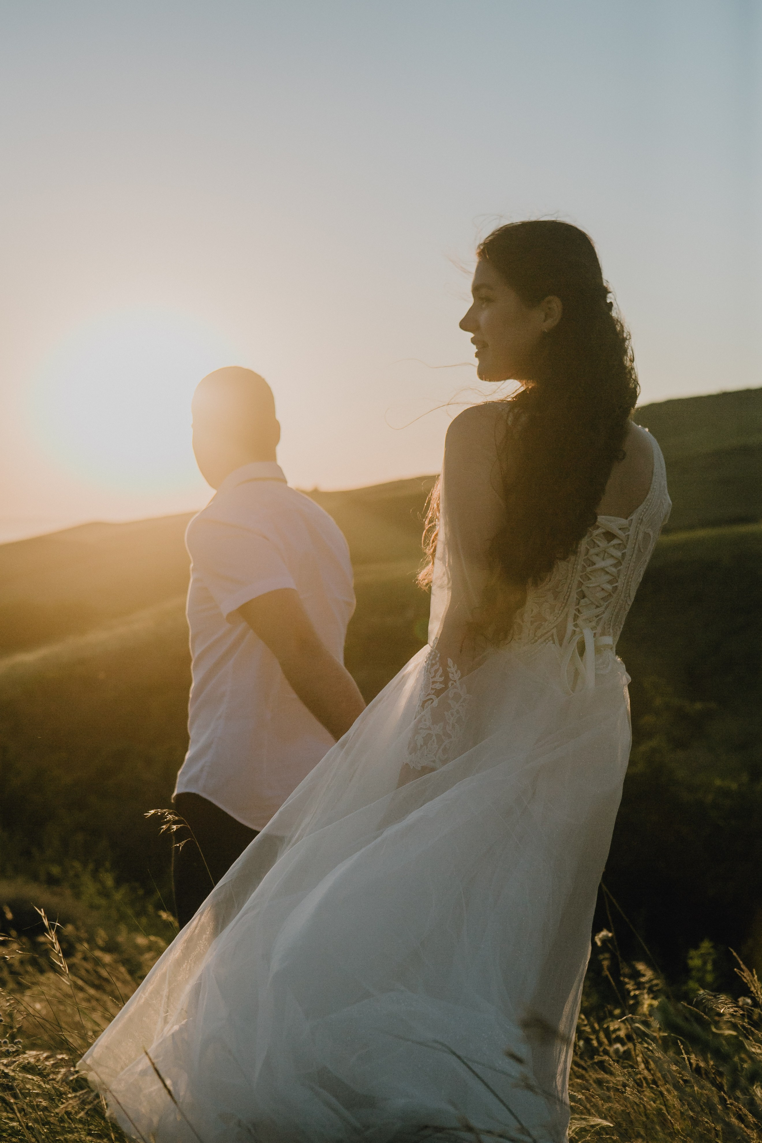 Свадебное платье невесты - Элегантное свадебное платье невесты, источающее красоту в свадебной фотосессии