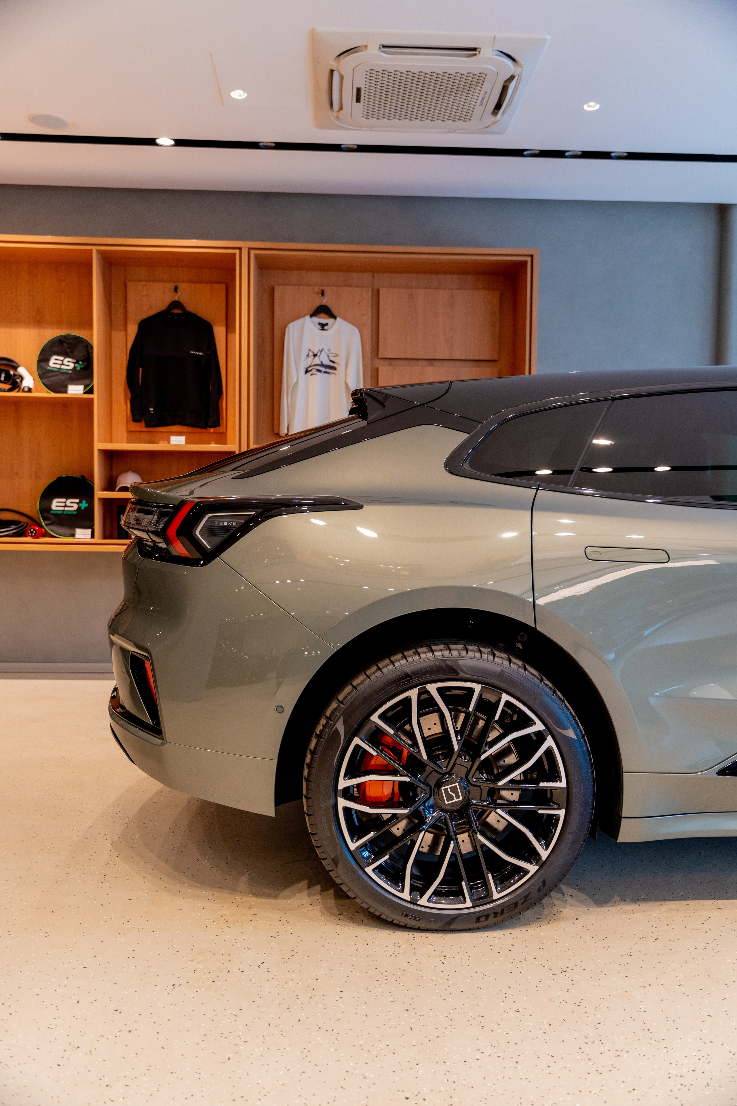 Интерьерная фотосъемка автосалона Elrus в Краснодаре. Zeekr, LiXiang Профессиональная фотосъемка интерьера премиум-автосалона в Краснодаре. Шедевры для Вас! Фотограф и Видеограф в Краснодаре Пахиев Руслан