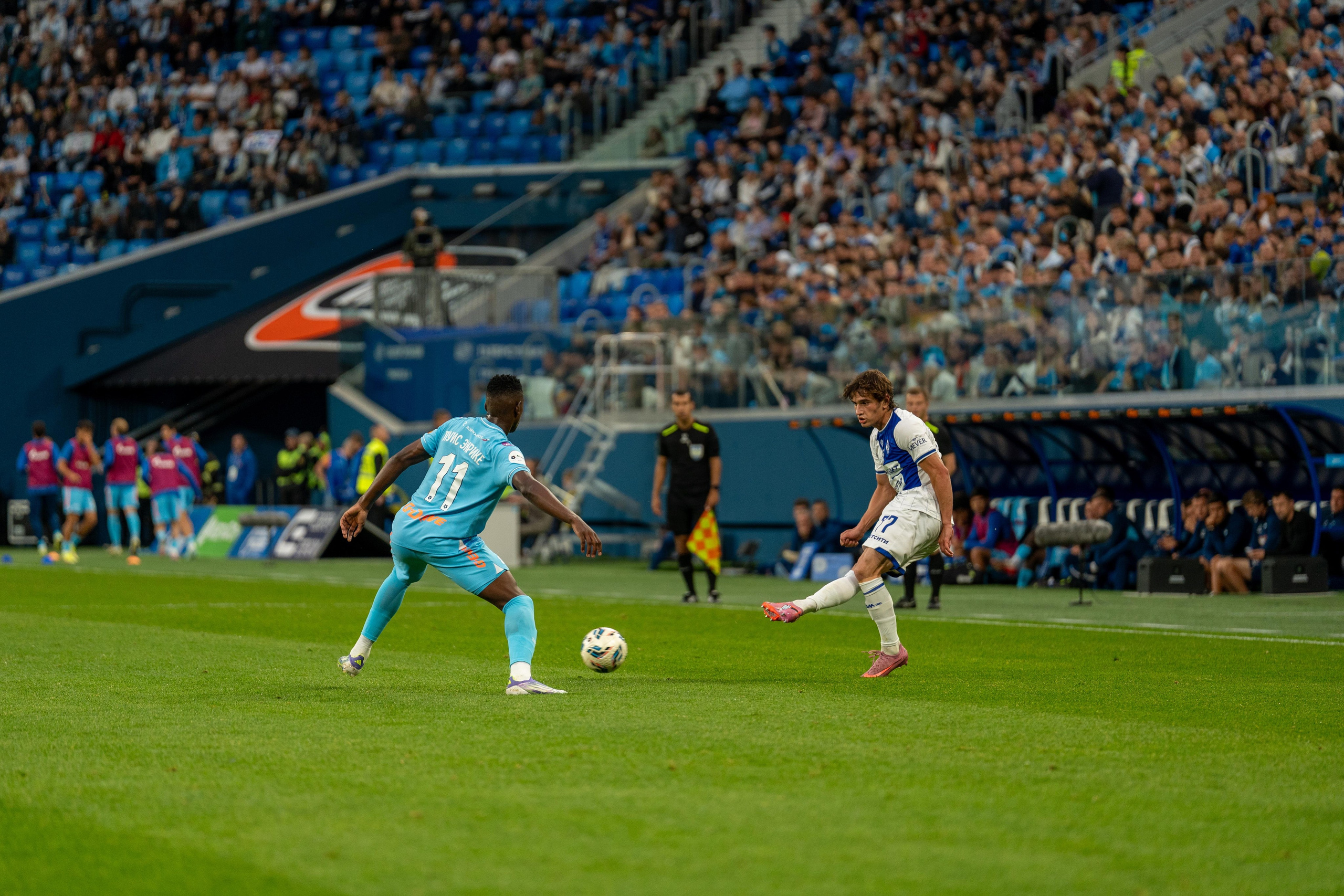 Игрок «Динамо» бьет по воротам на Газпром Арене