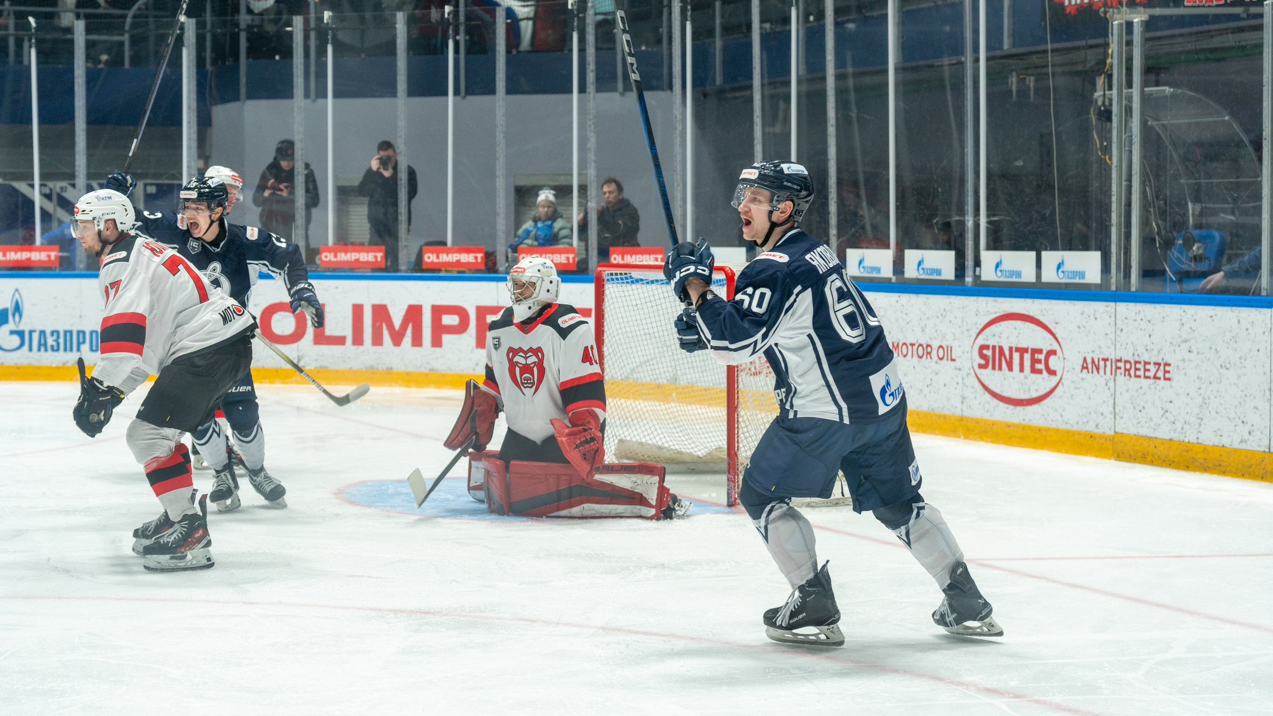 Хоккеисты «Динамо» празднуют гол в ворота «Молота» на матче в Санкт-Петербурге. Спортивная фотосъёмка, репортаж, эмоции.