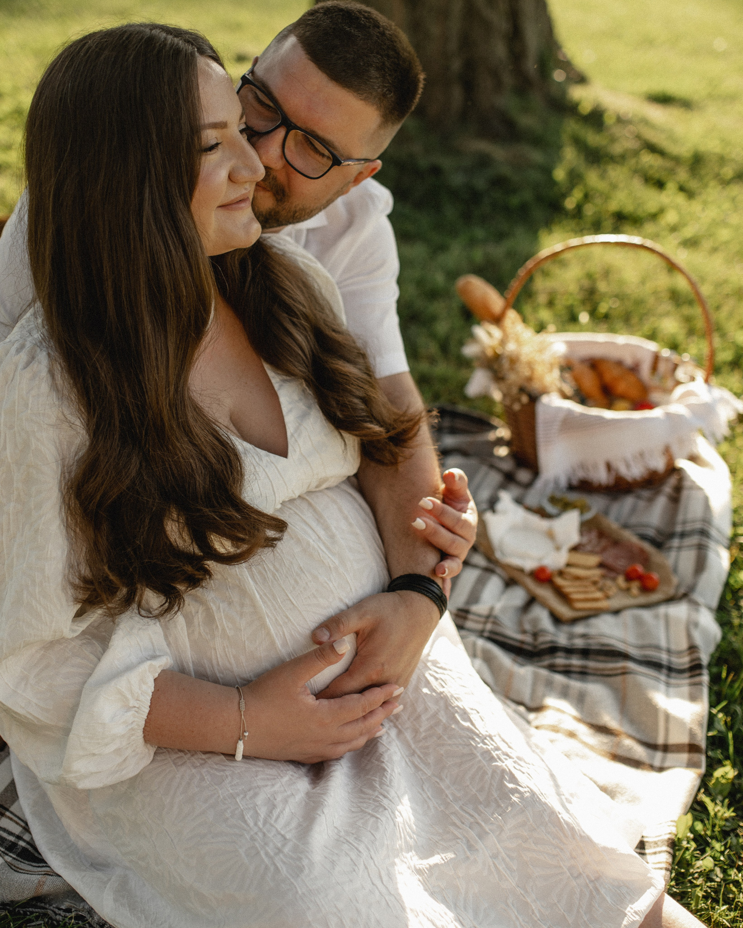 Фотосессия беременности на природе в парке Москвы. Семейная фотосессия Бутово Москва фотограф Алина Морщагина