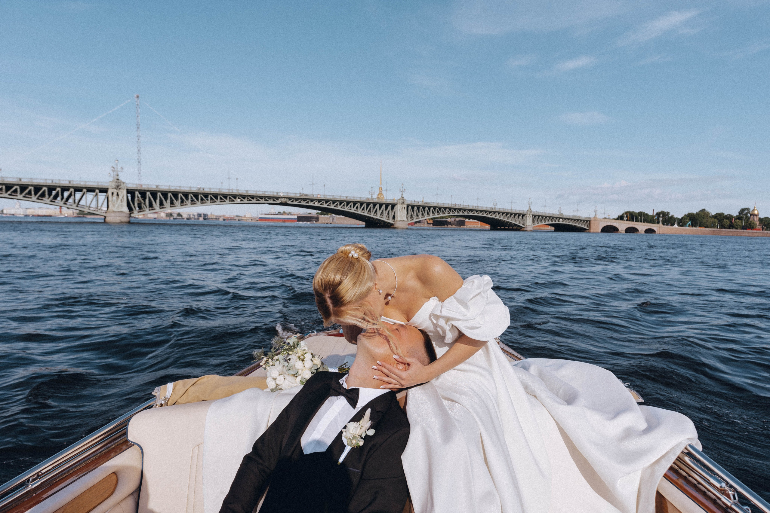 СВАДЕНБНАЯ СЬЕМКА НА КАТЕРЕ ПО КАНАЛАМ САНКТ-ПЕТЕРБУРГА И В АКВАТОРИИ НЕВЫ. Профессиональный фотограф, Санкт-Петербург — Виктория Богомолова