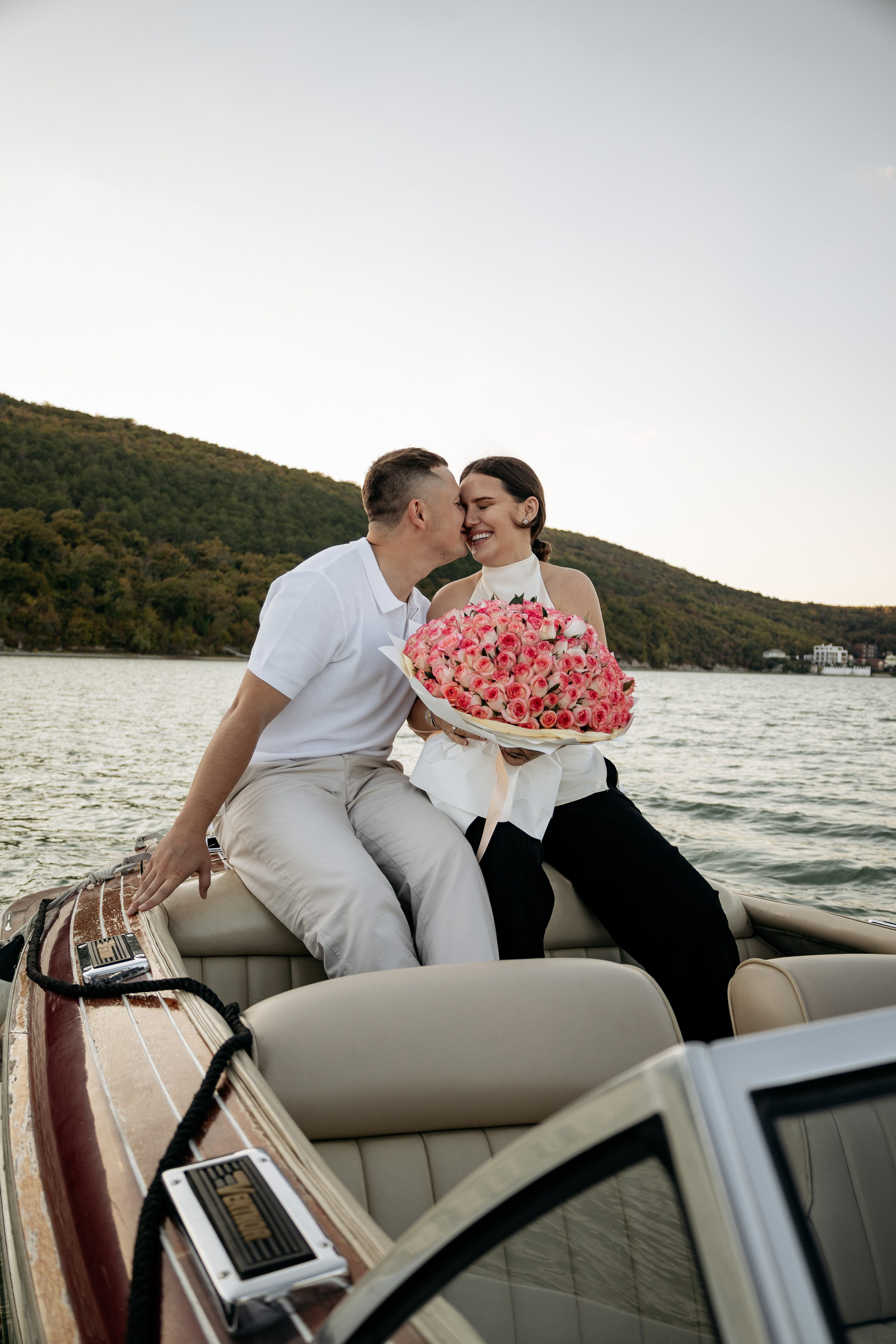 Пример проведения love story съемки на лодке в Абрау-Дюрсо