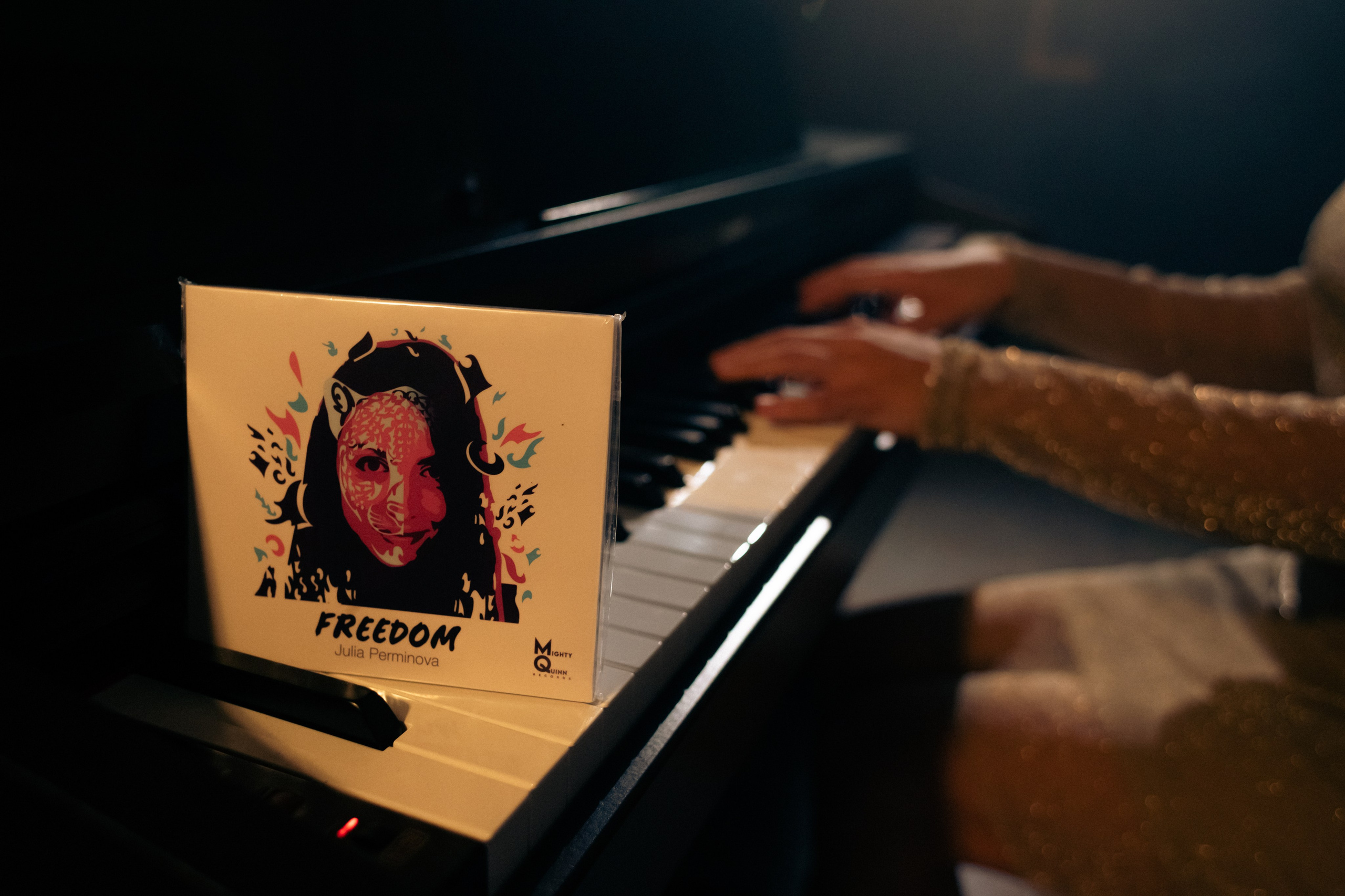 Композитор Юлия Перминова. Фотосъемка. Фотограф в Тюмени Даша Михнова. Портреты, фотопроекты, фотодни