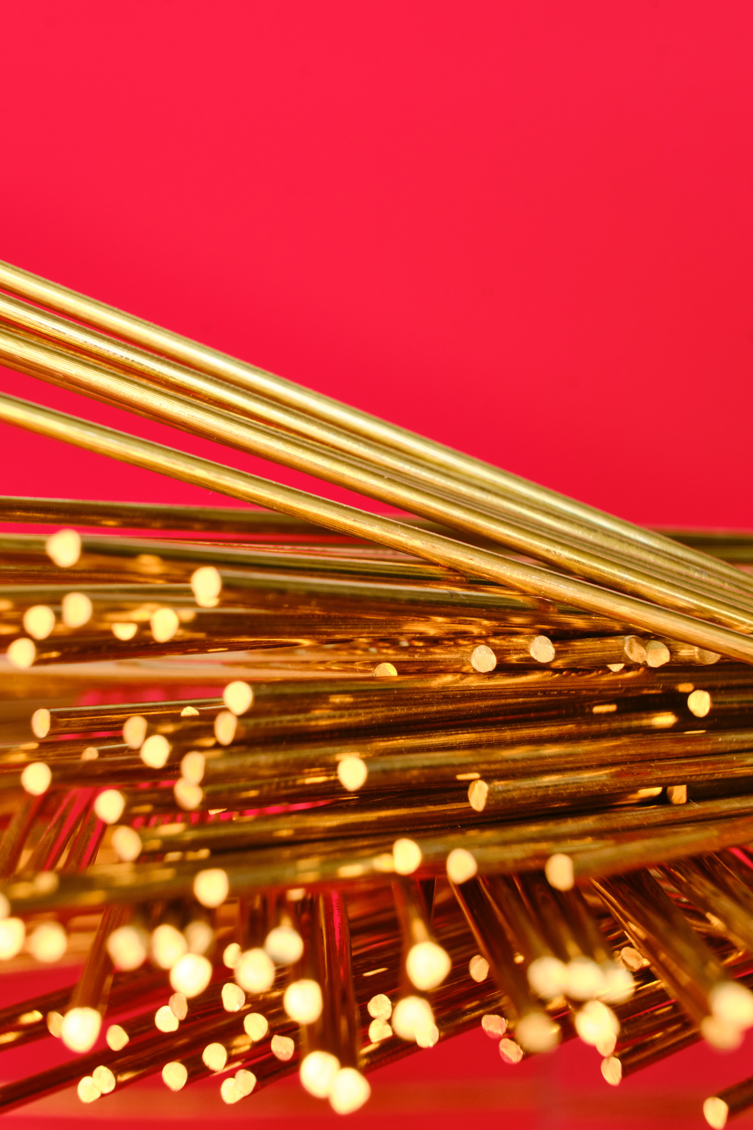 припой оловянный на красном фоне. фото для контента и наполнения сайта