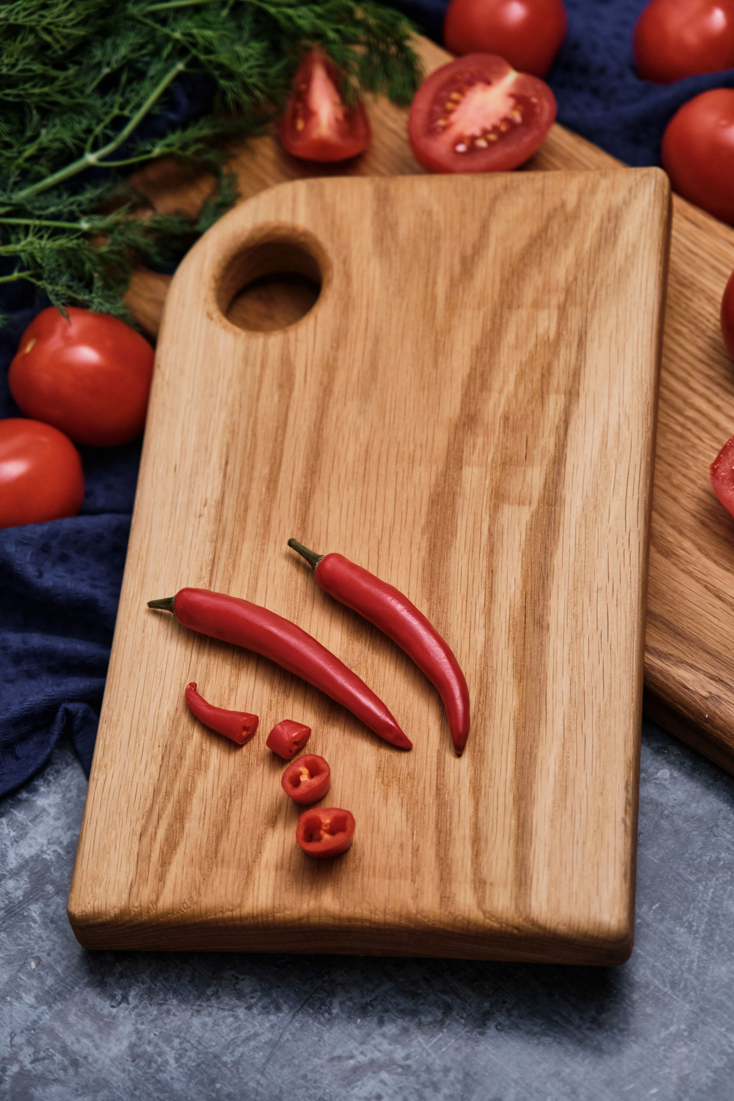 красивая фотография разделочной доски с овощами