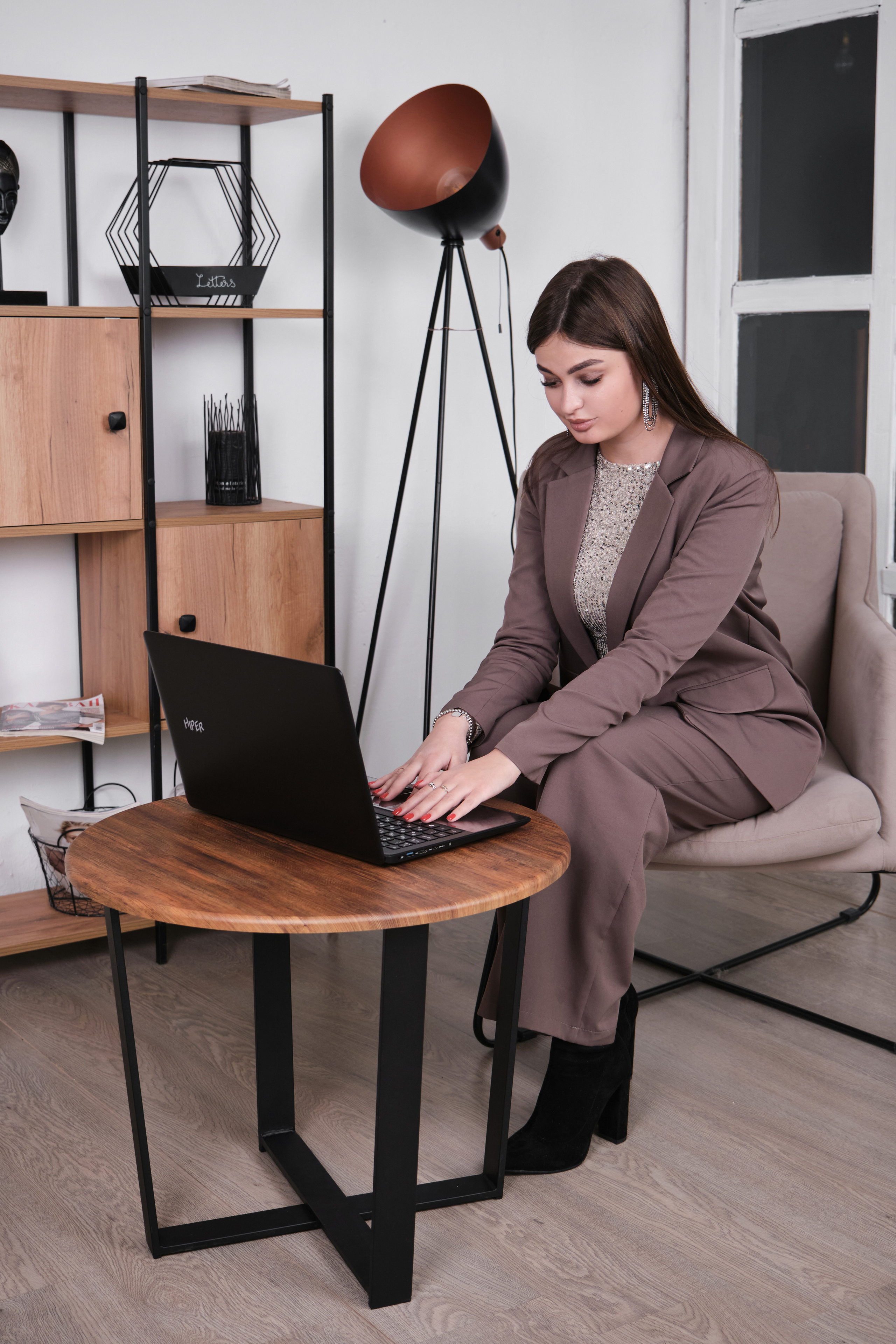 стол в стиле лофт предметная фотография для запуска страницы на озон и вайлдберриз