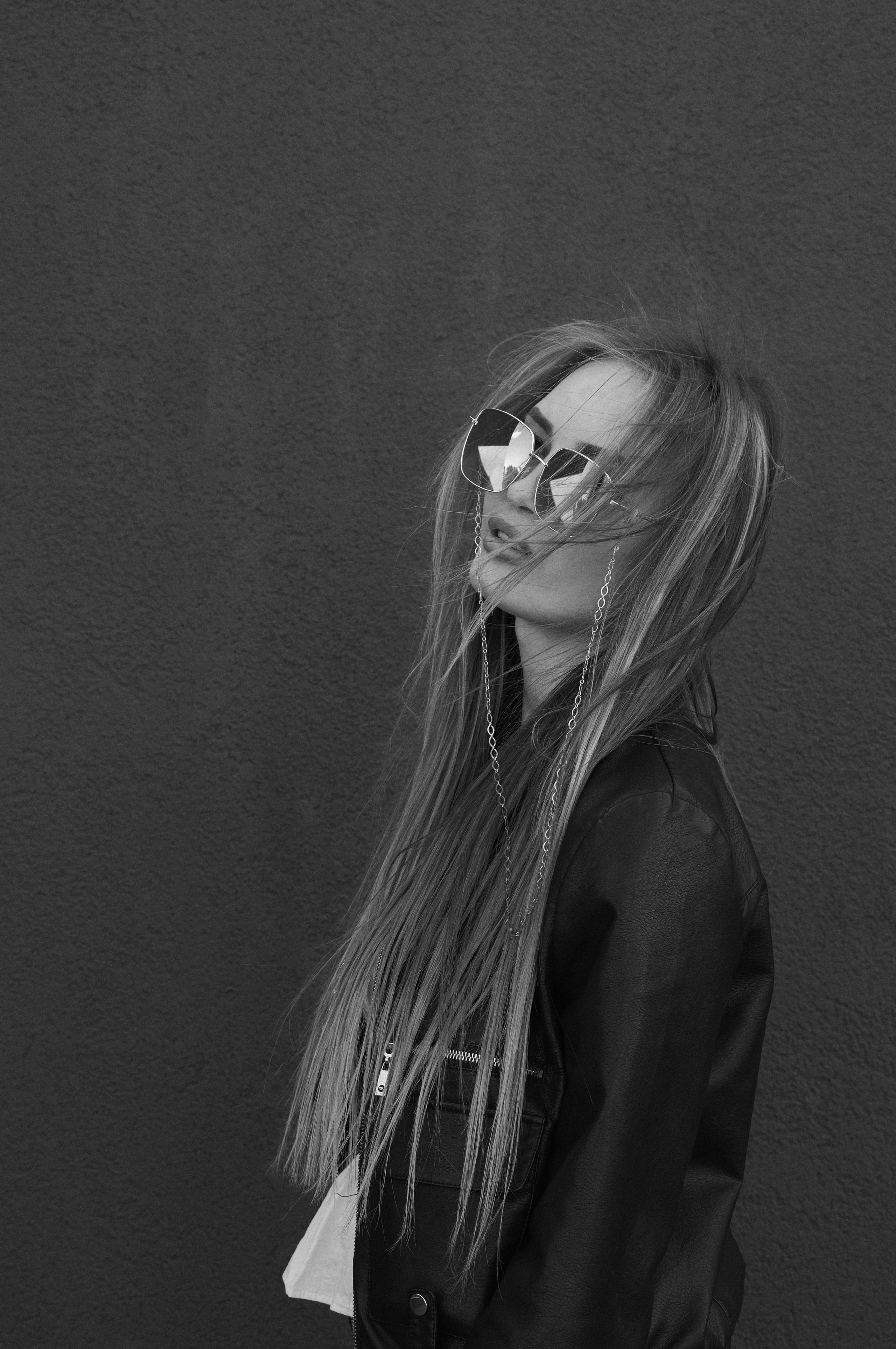 портрет женщины в очках и косухе