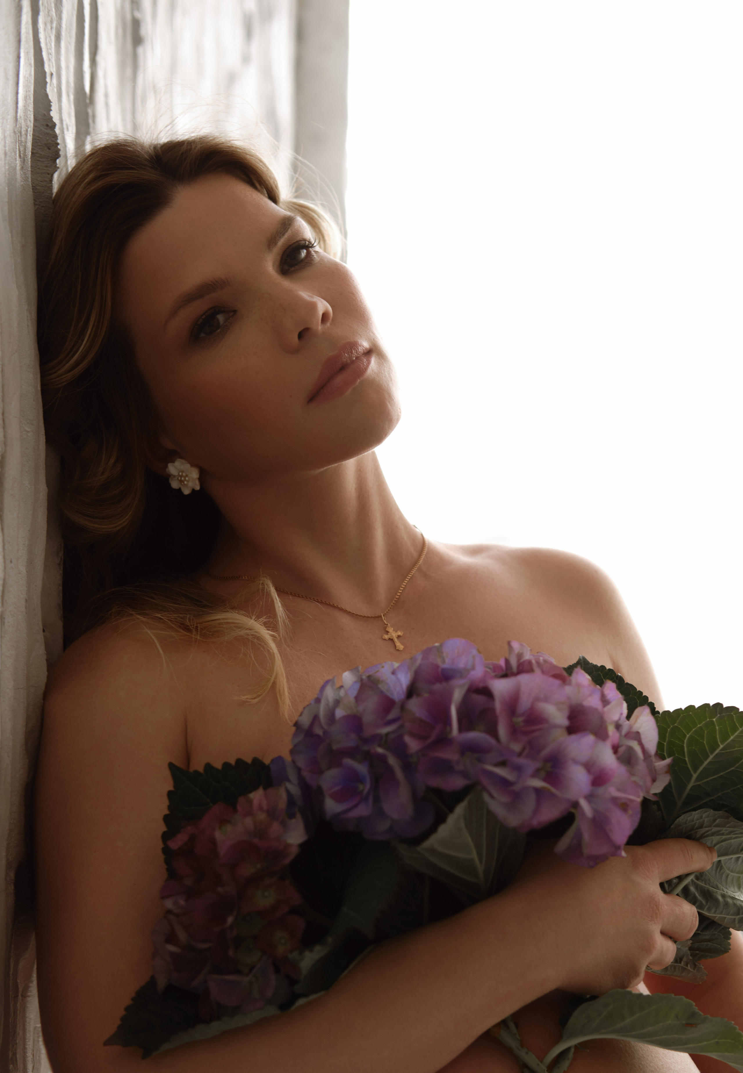 Беременная девушка с живыми цветами