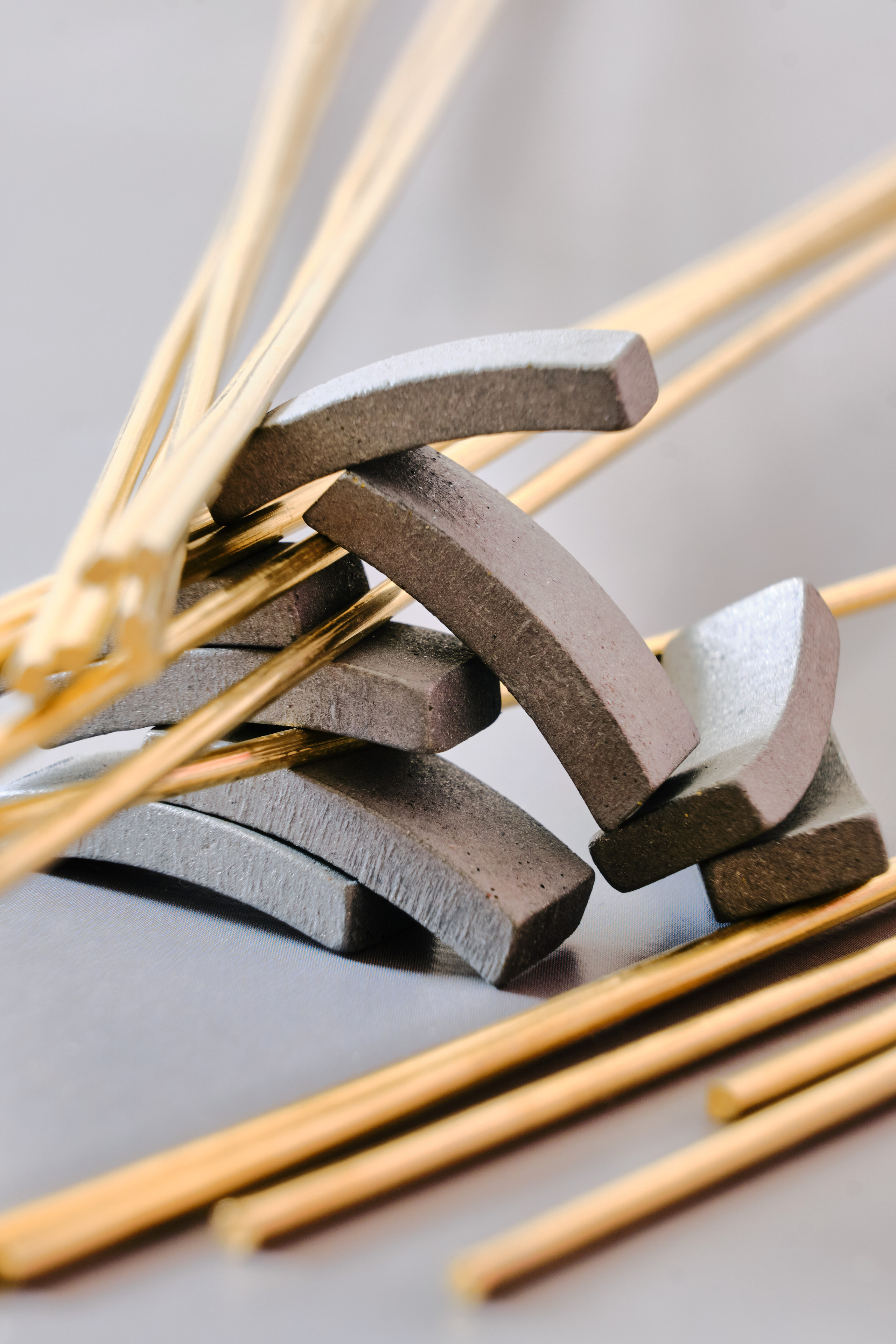 предметная фотография сегментов и припоя на сером фоне для сайта