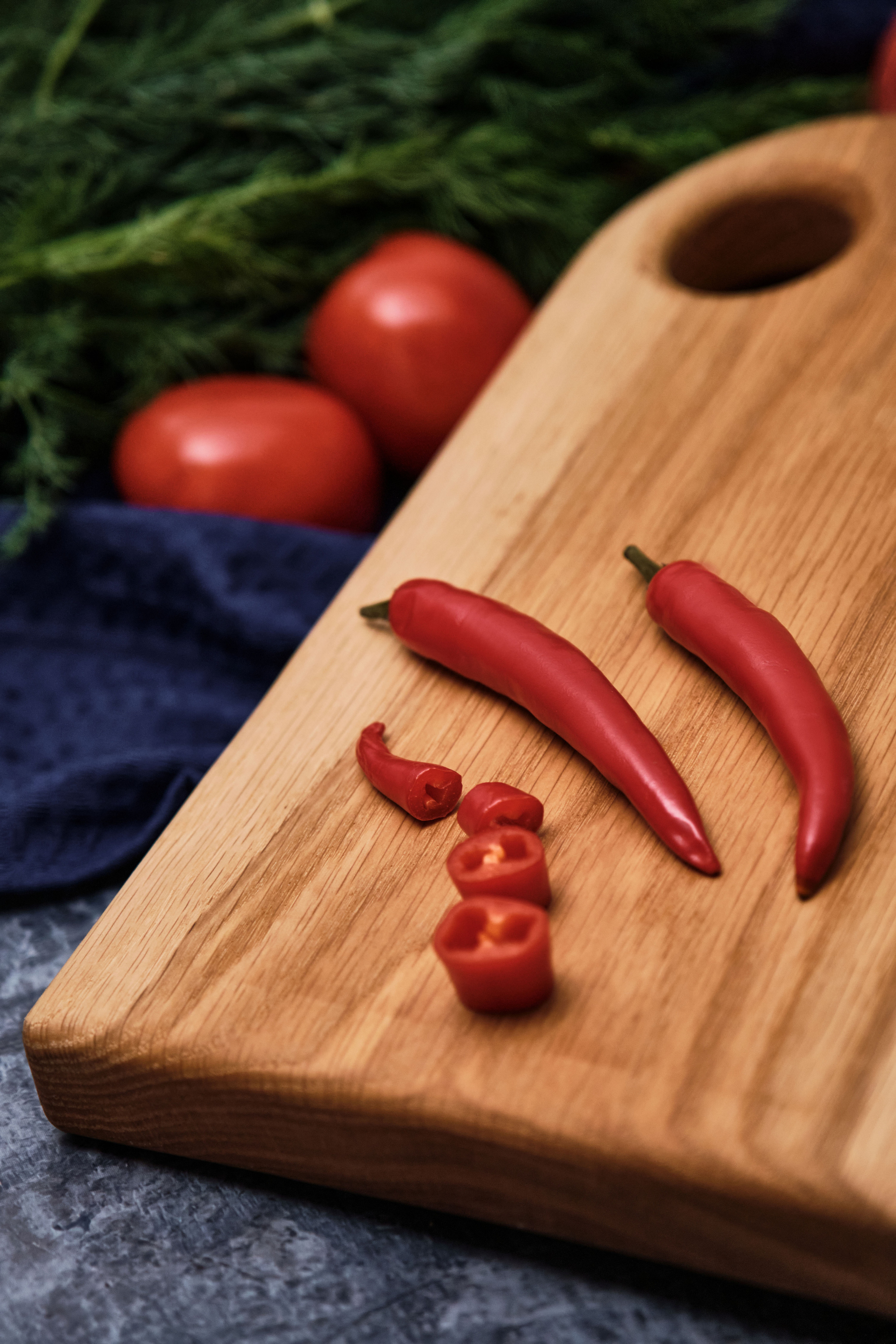 фото на обложку маркетплейс доска разделочная с острым перцем и зеленью