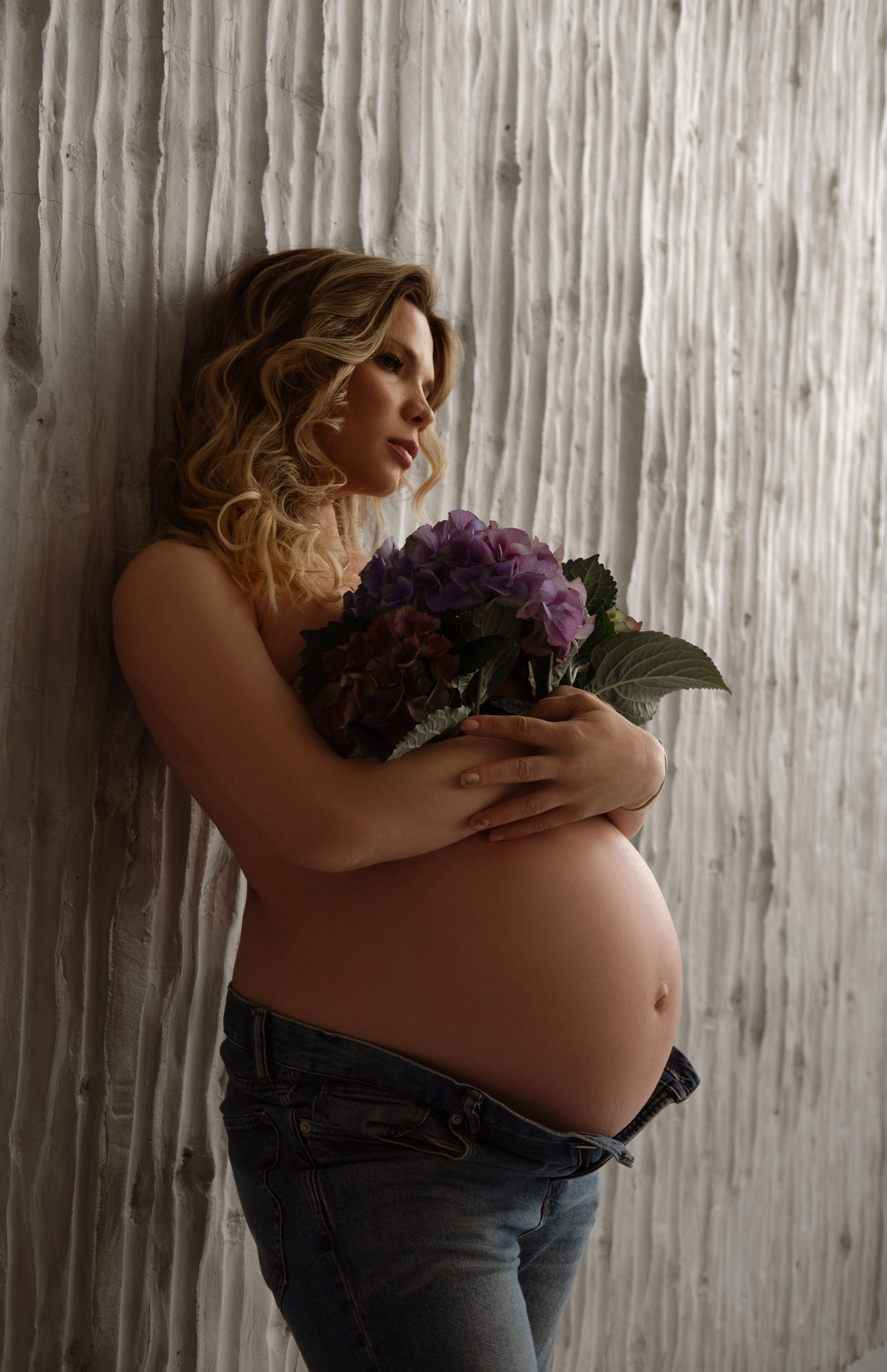 Нежная фотосессия для беременных. минимализм. цветы