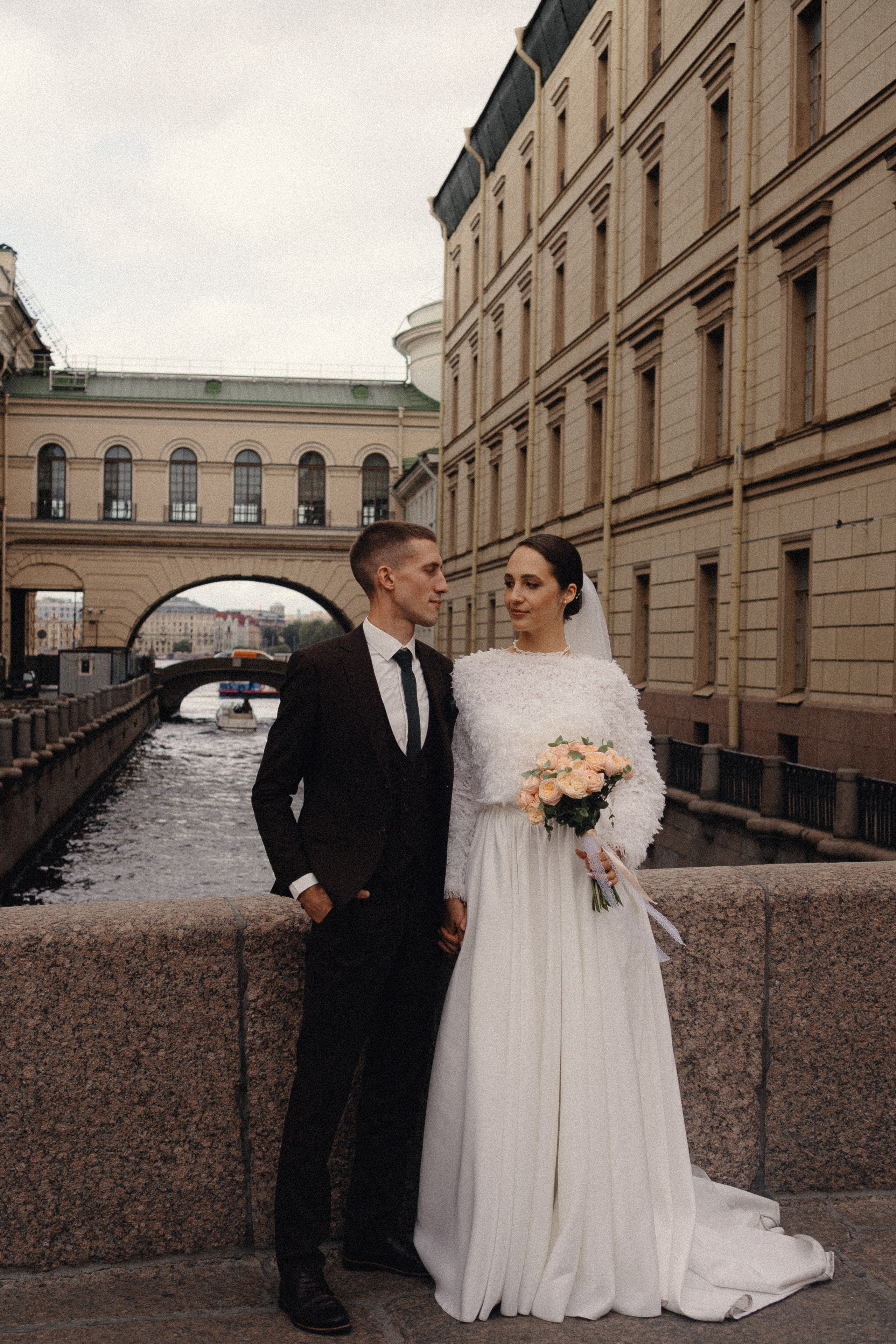 СВАДЕБНАЯ ПРОГУЛКА В САНТК-ПЕТЕРБУРГЕ (ИСАКИЕВСКИЙ СОБОР, ЗИМНЯЯ КАНАВКА, ЭРМИТАЖ И БОЛЬШАЯ МОРСКАЯ УЛИЦА). Профессиональный фотограф, Санкт-Петербург — Виктория Богомолова