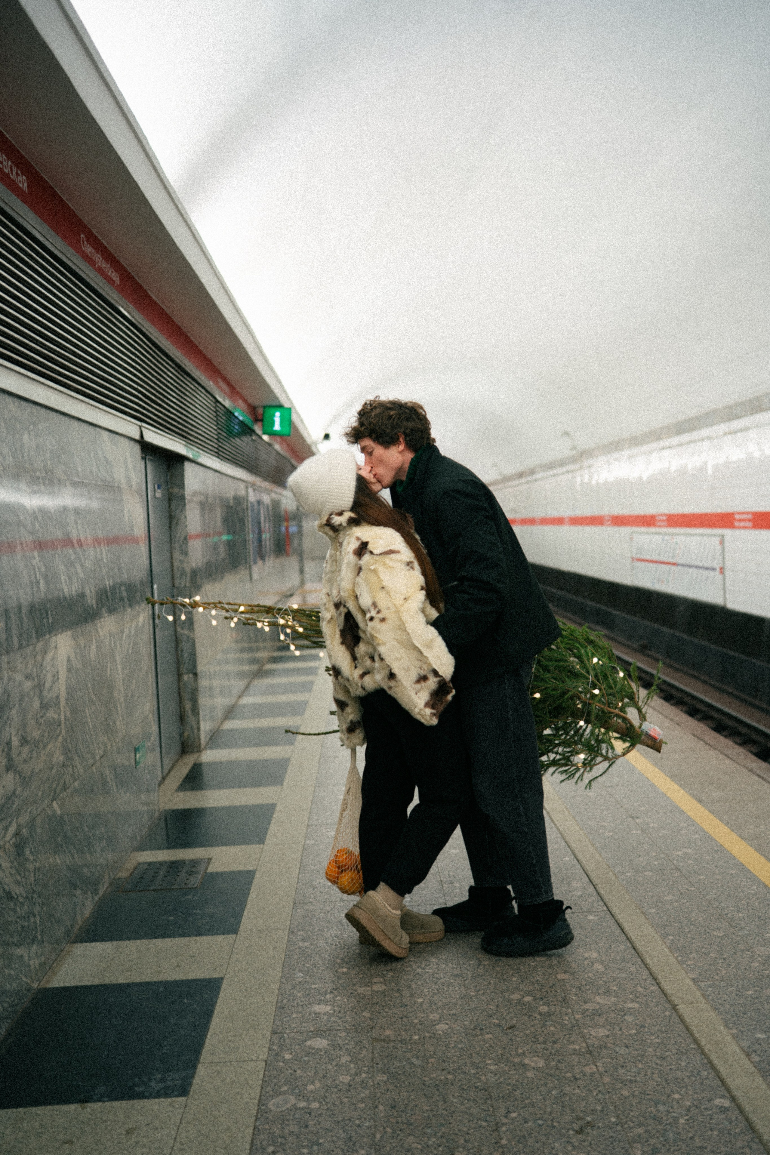 НОВОГОДНЯЯ ПРОГУЛКА ПАРЫ ПО ЧЕРНЫШЕВСКОЙ ПЕРЕД НОВЫМ ГОДОМ. Профессиональный фотограф, Санкт-Петербург — Виктория Богомолова