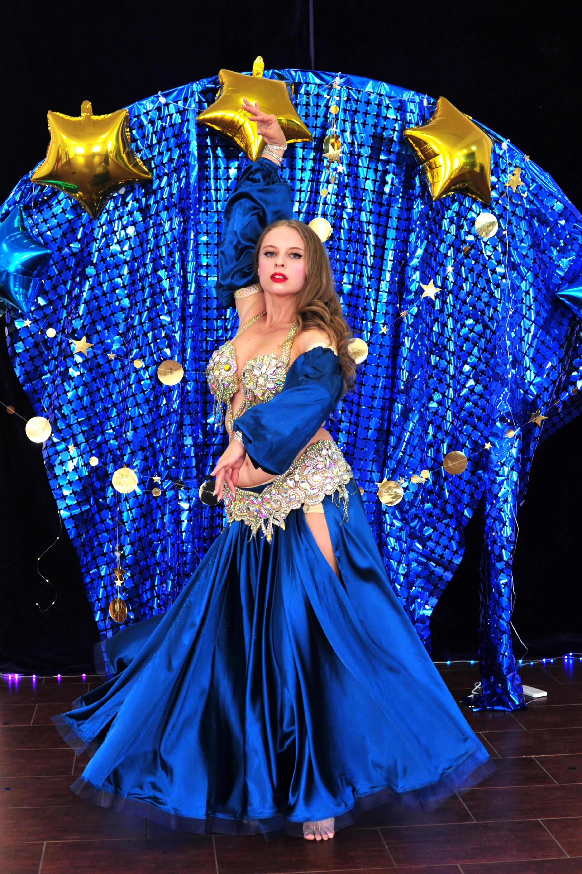 Девушка в синем восточном костюме для танца живота