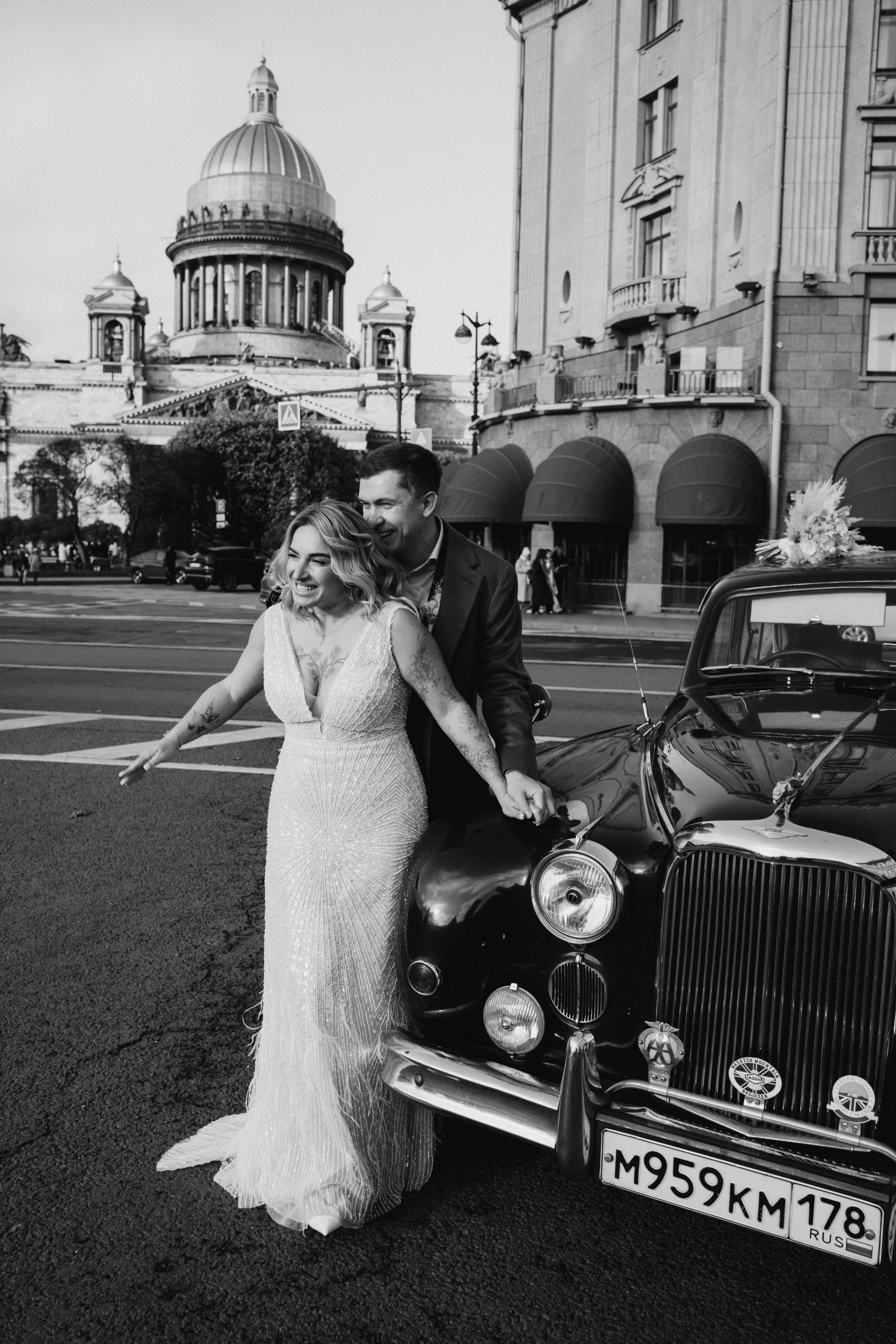 Профессиональный свадебный фотограф в Москве — создание уникальных и трогательных свадебных историй в фотографиях.