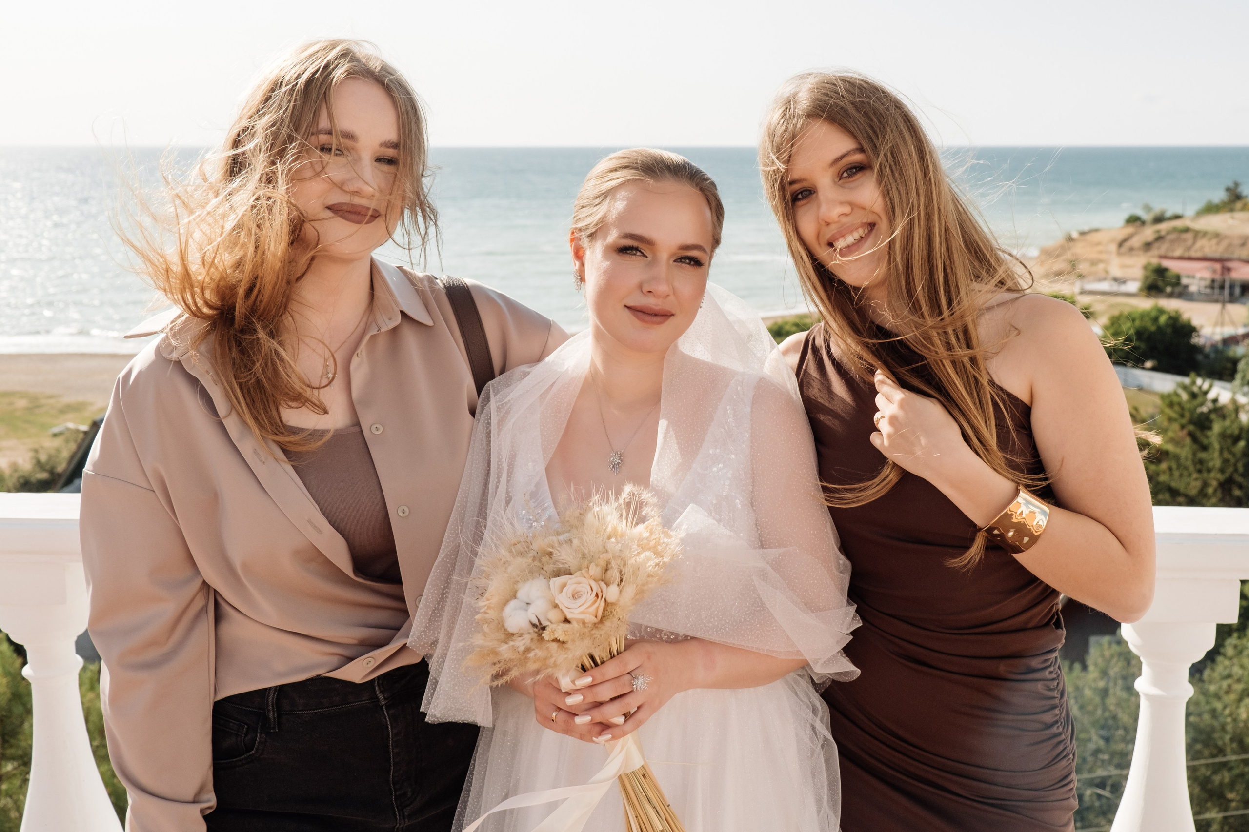 Свадебный ретопртаж. Профессиональная фотосъемка в Крыму. Натуральные эмоции и живые кадры. Забронируйте дату прямо сейчас!