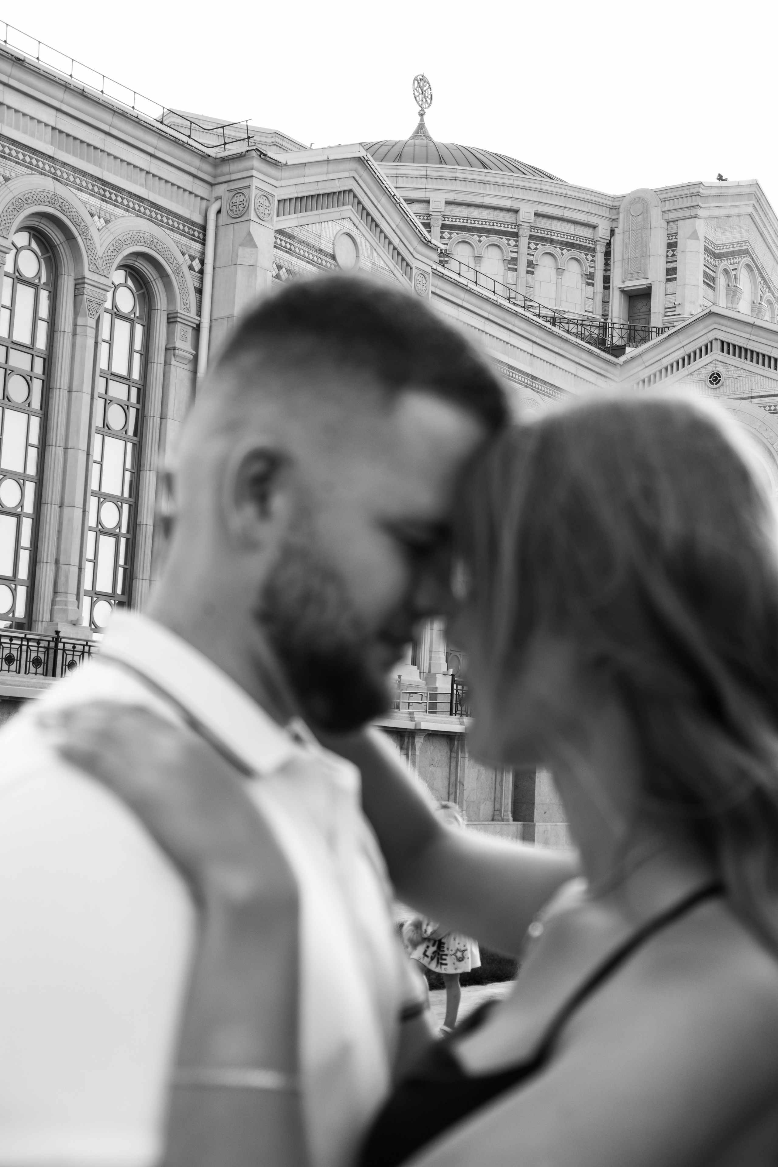 Влюблённая пара наслаждается обществом друг друга на фоне нового Херсонеса пара вне фокуса