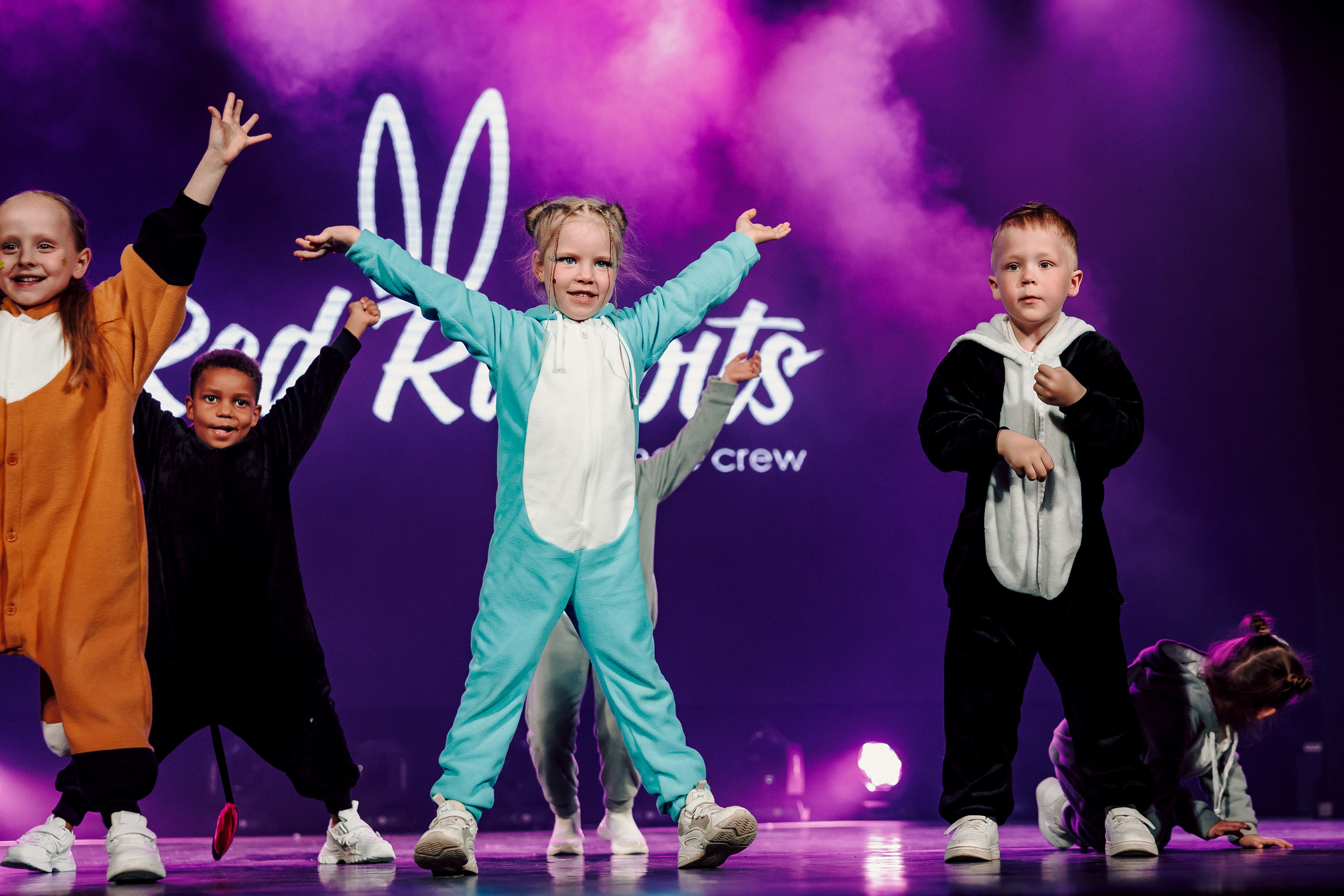 Отчётный концерт танцевальной школы «Red Rabbits» 2025. Лёшка Варзегов — фотограф