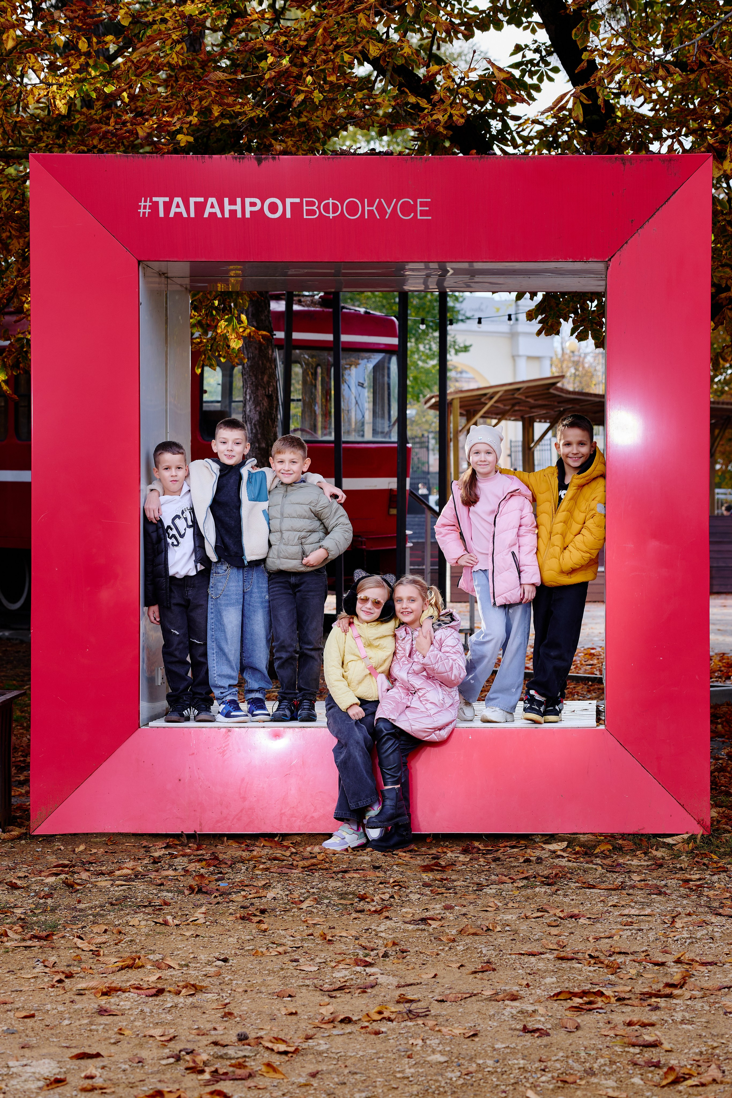 Прогулка в парке классом. Фотограф Выпускные альбомы Таганрог Сергей Коробченко