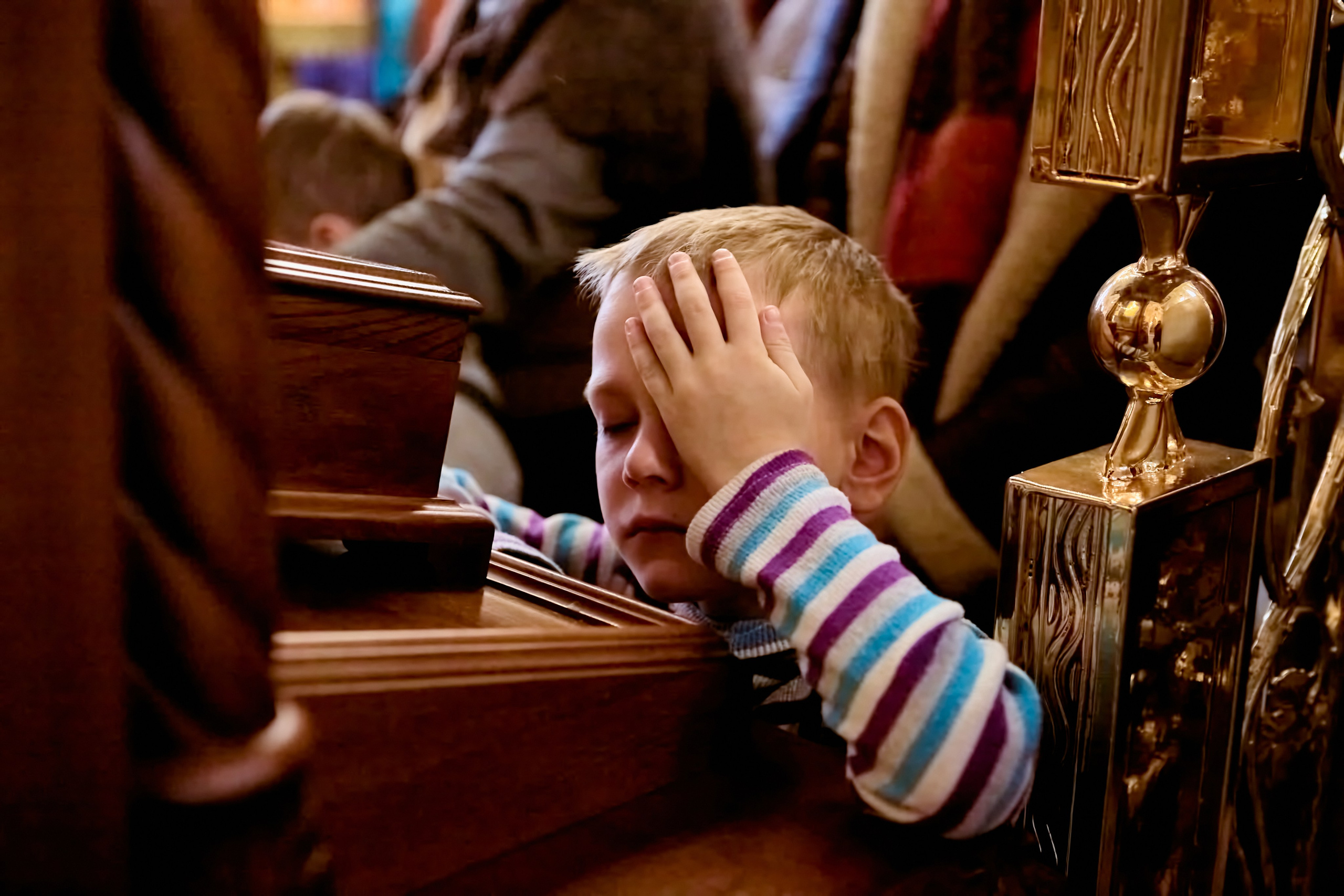 Мальчик 5 лет у хранительницы мощей  с рукой у лба