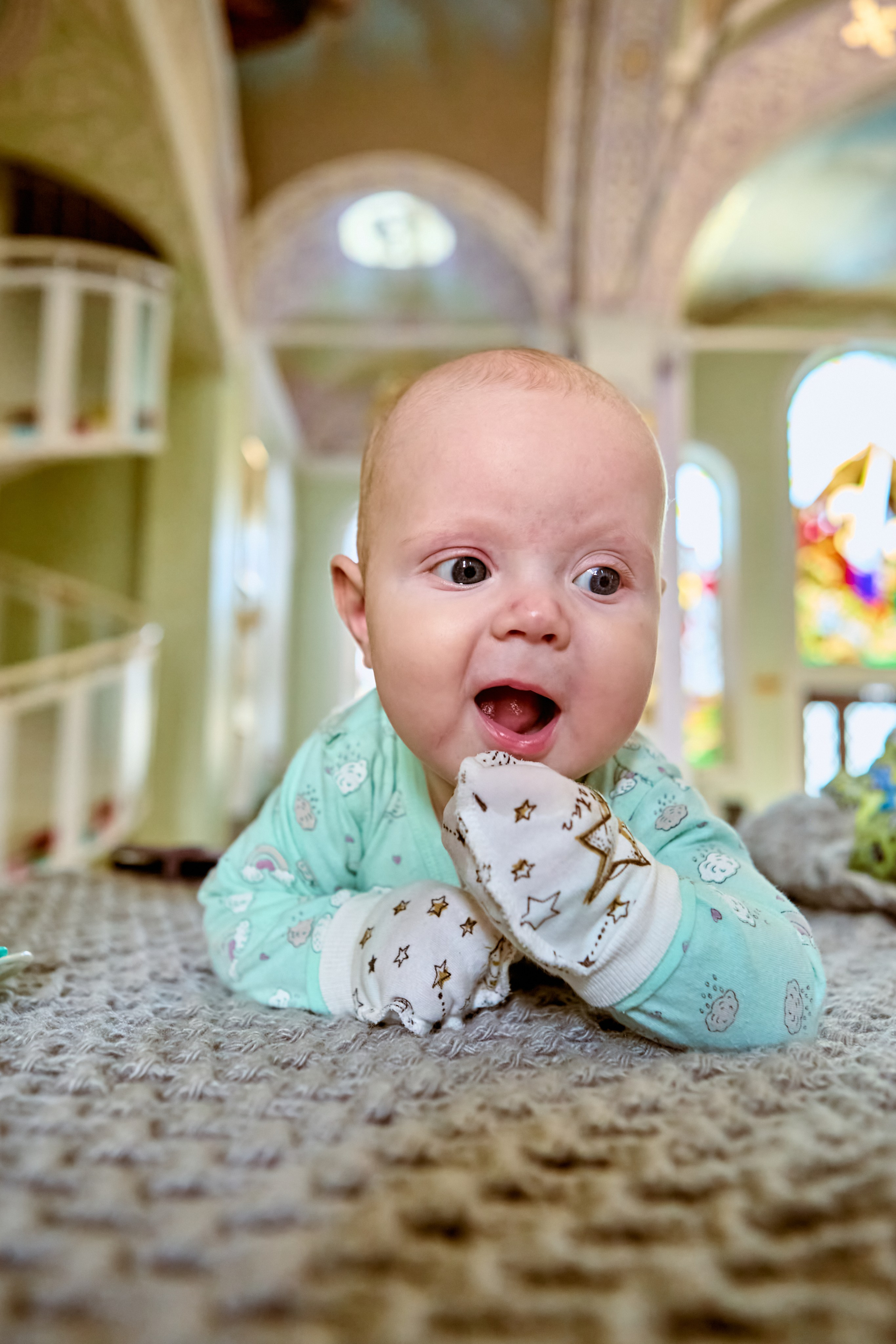 Портрет счастья Малыша на крещении. Фотограф Дзержинск фотосессия крещения и венчания.