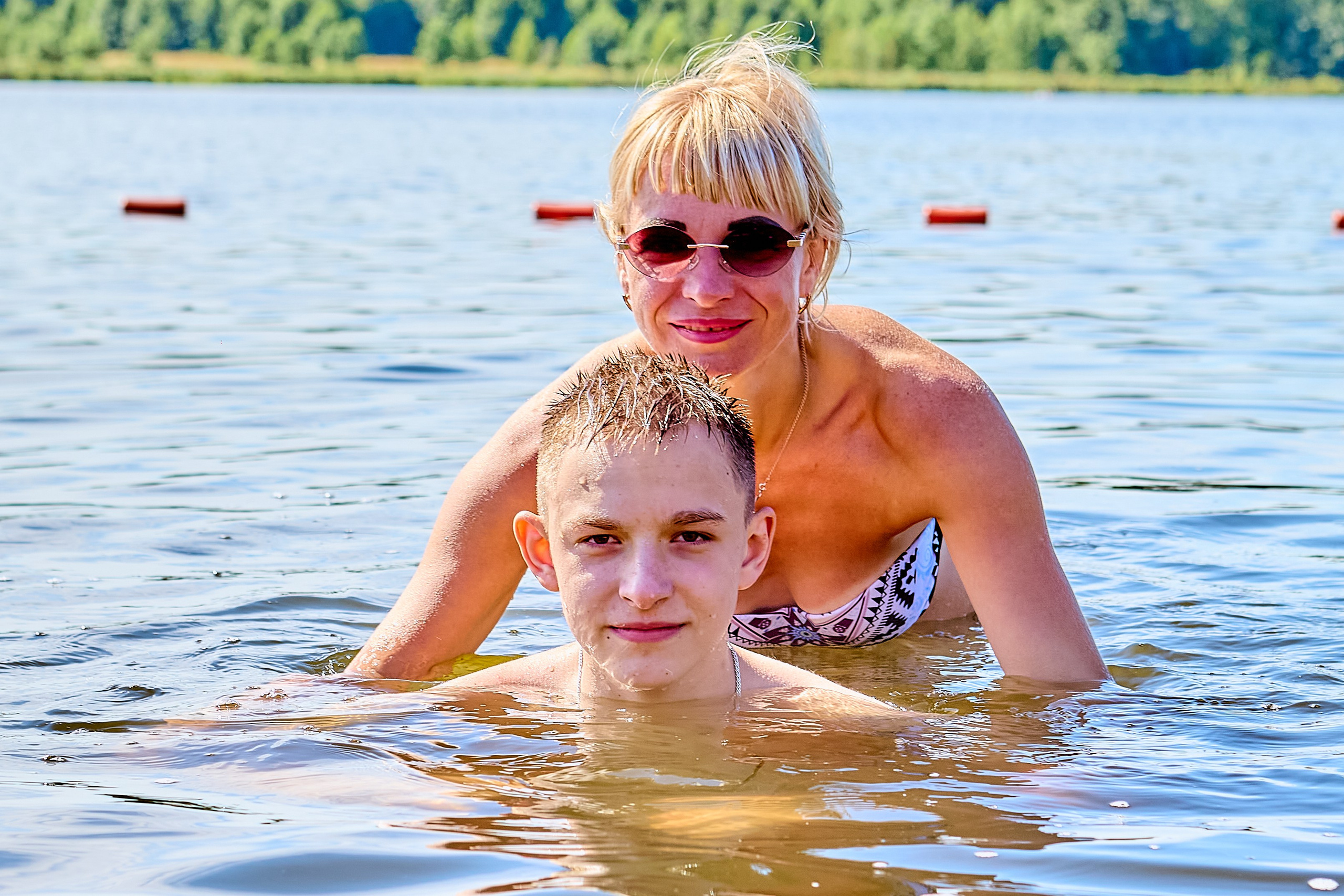 Семейная прогулка летом на озере