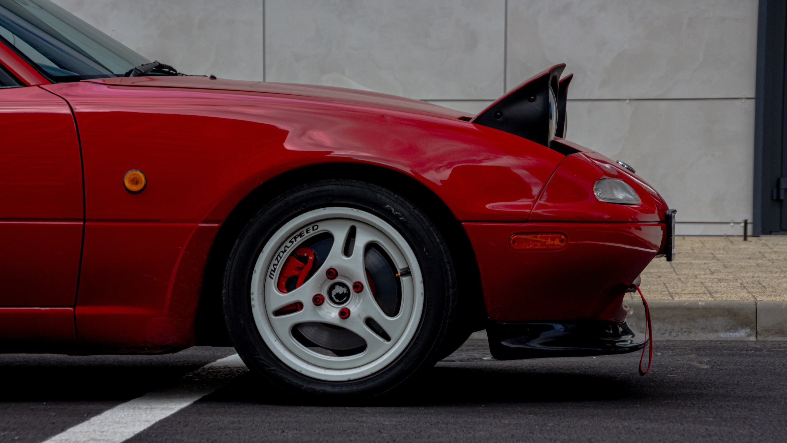 Фото Mazda MX-5 Miata (Eunos Roadster) NA: красный родстер
