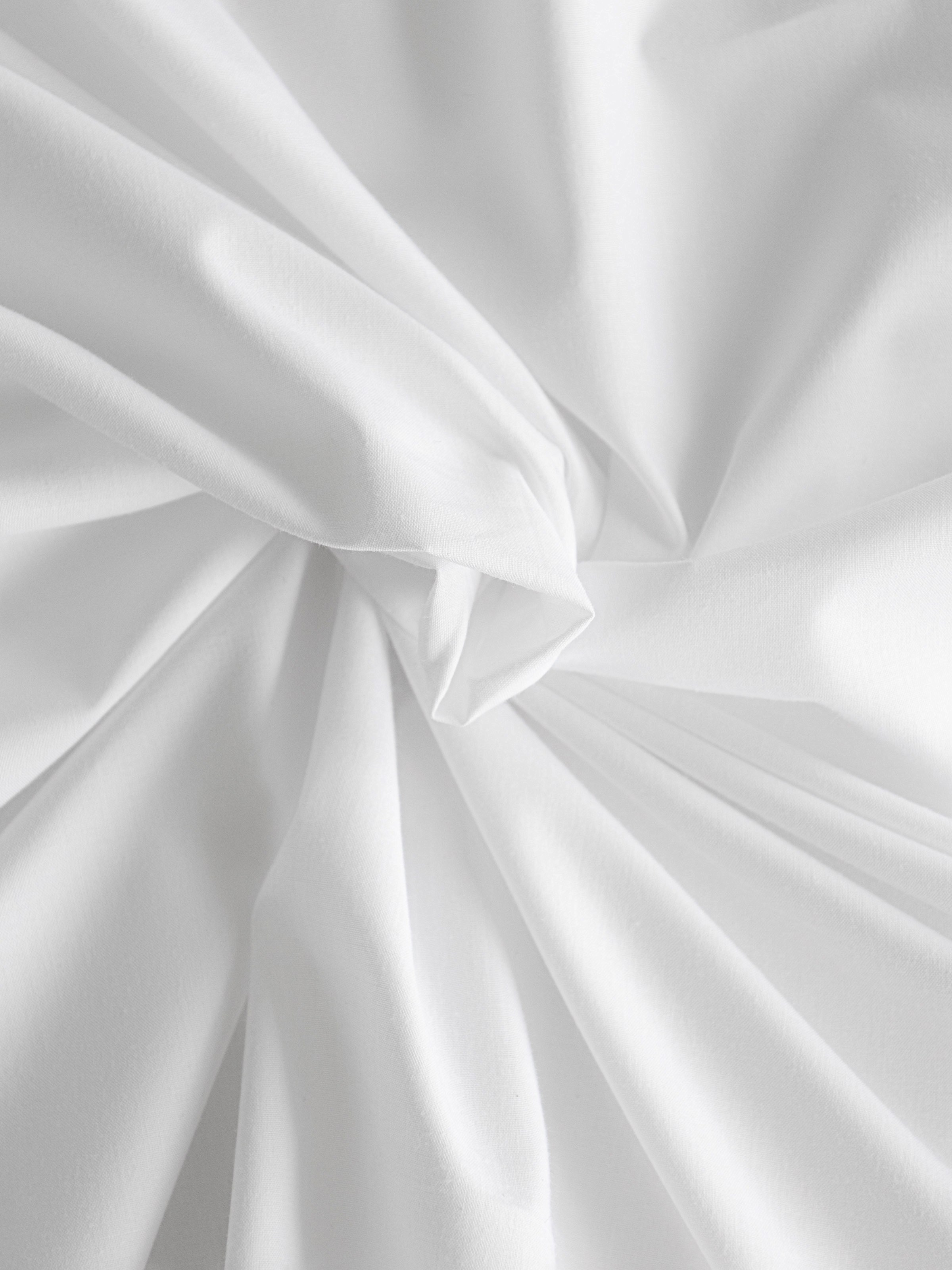 Детализация глянцевой поверхности сатина | Интерьерная съемка для бренда