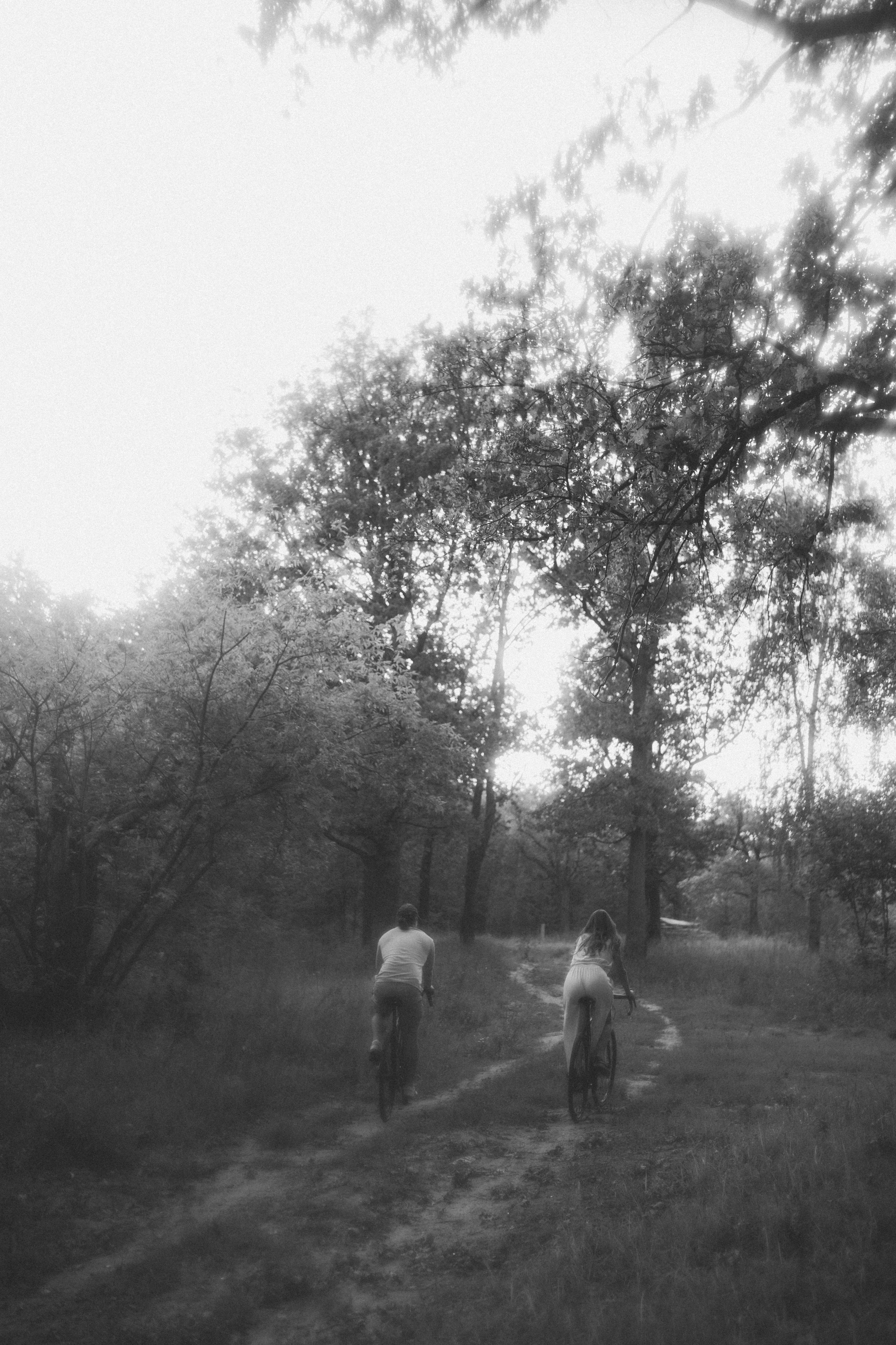 Прогулка по лесу на велосипедах. Свадебный фотограф Казань