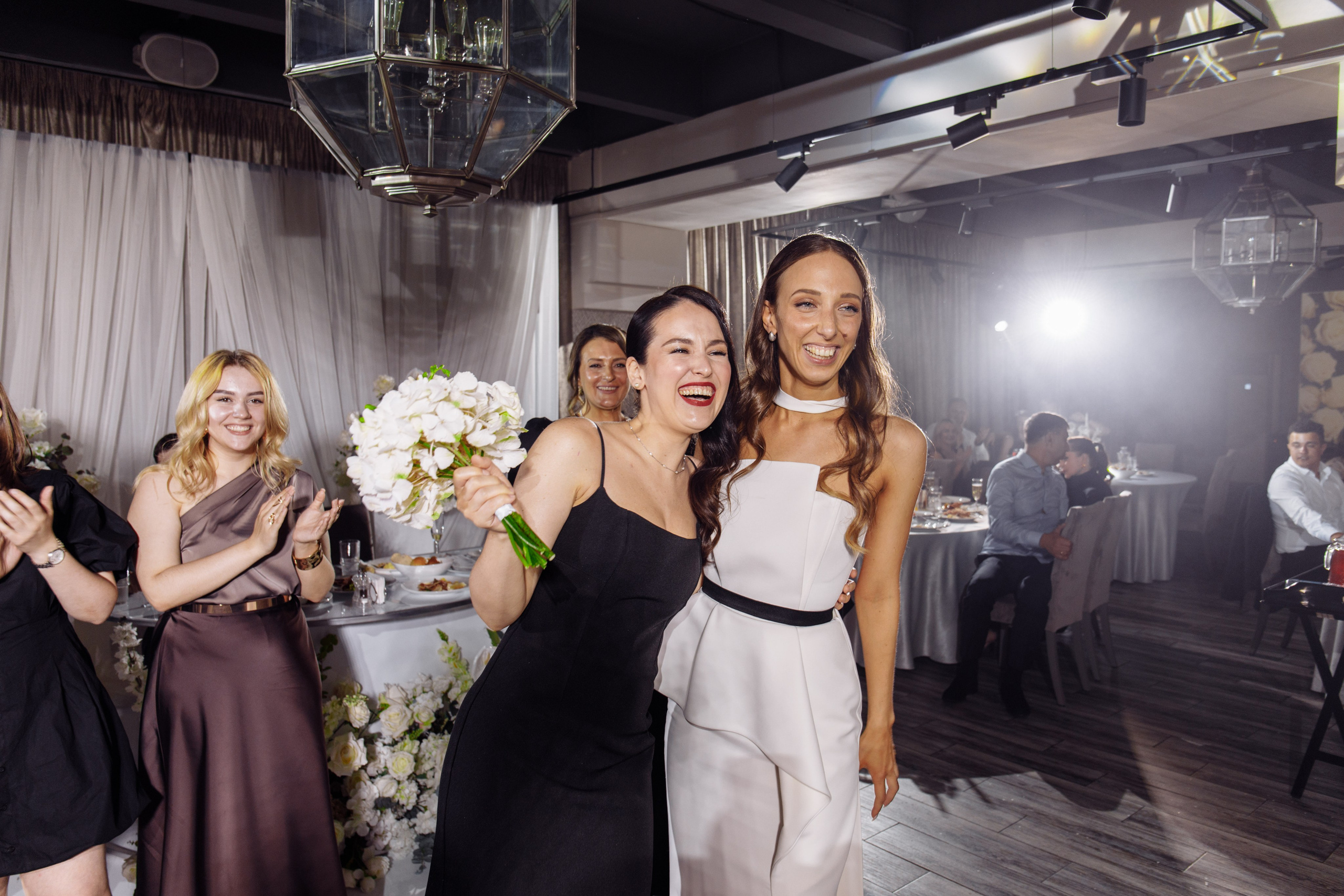 Свадебная фотосессия красивый банкет. Свадебный фотограф в Екатеринбурге Илья Корсаков