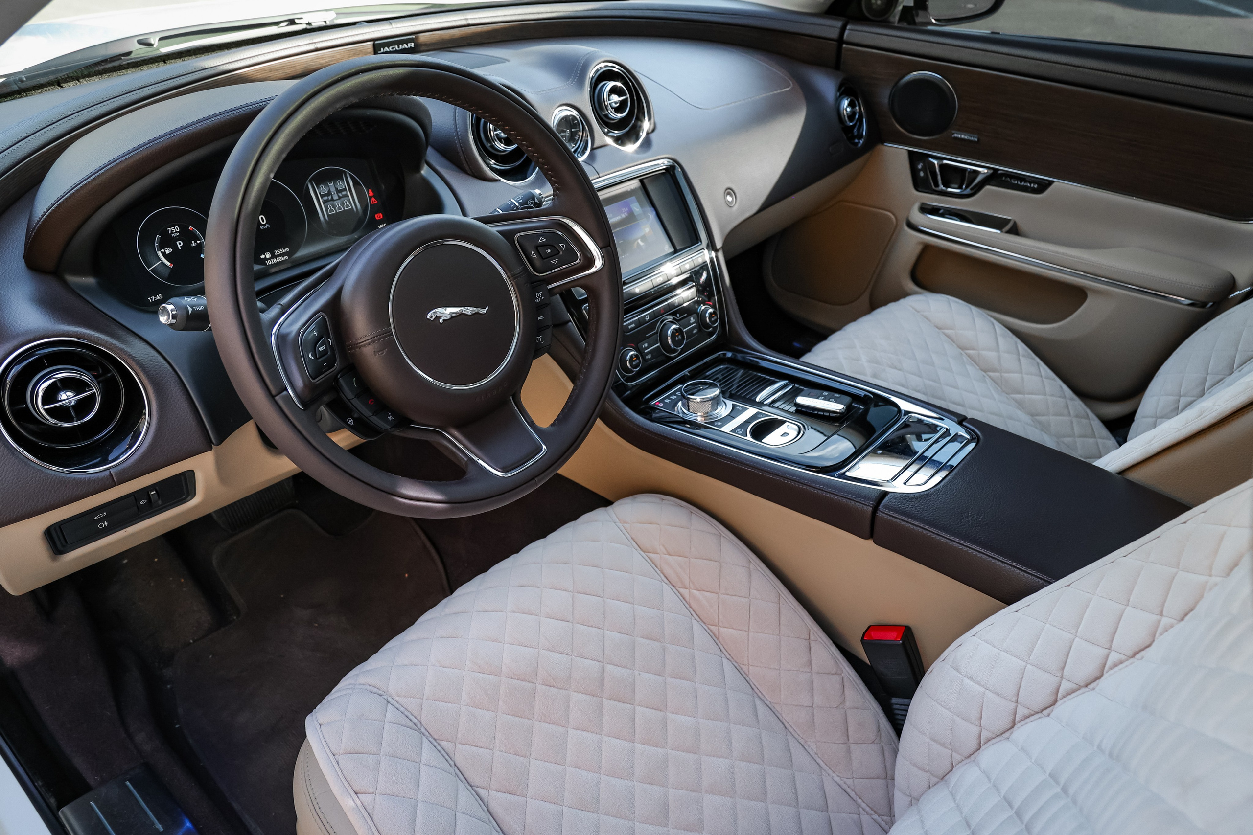 2017 JAGUAR XJ. Mixturecaptures