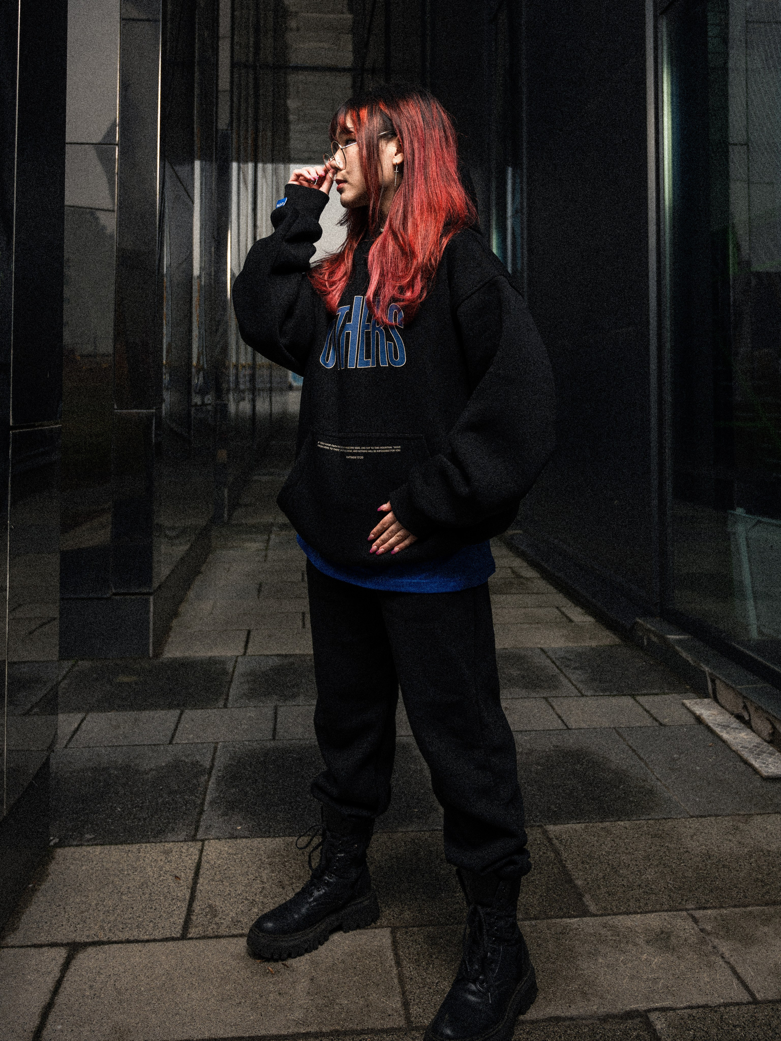 Женский портрет блогера MONIPULA для бренда OTHERS в Москве - фотограф Иван Саяпин