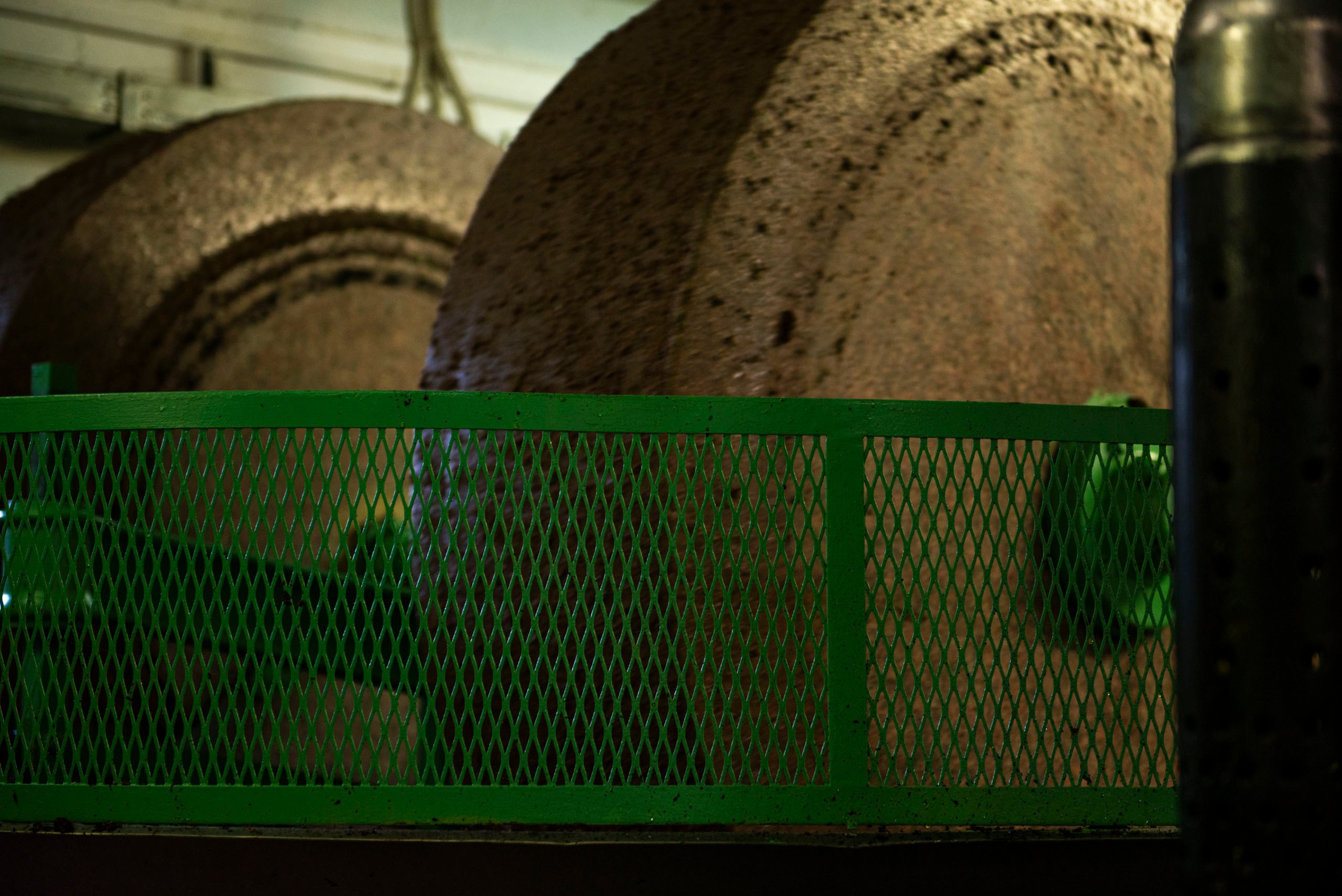 Традиционное оборудование для производства тосканского EVOO (оливкового масла extra virgin) — каменные жернова.